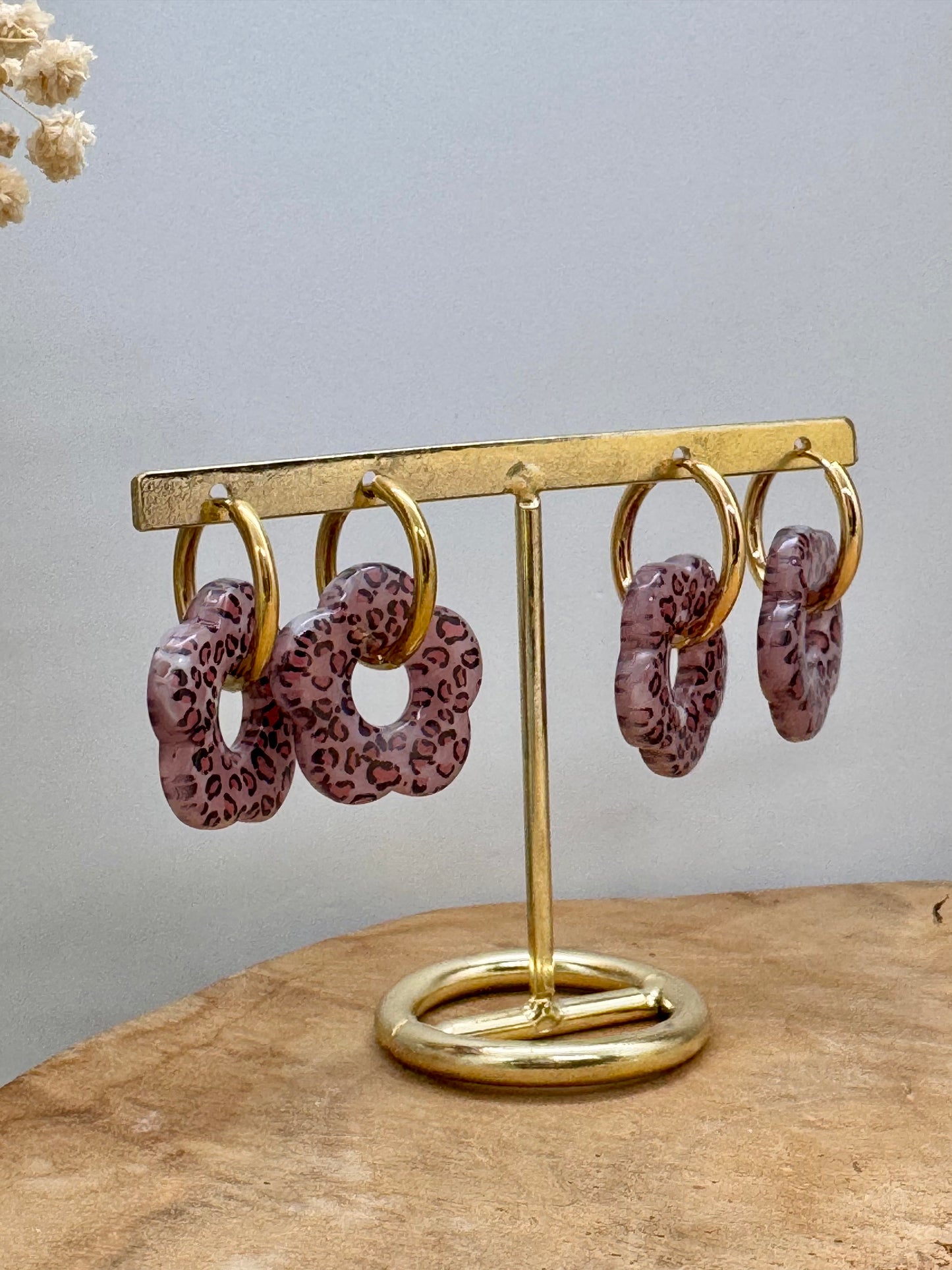 Boucles d’oreilles créoles, motif fleurs léopard