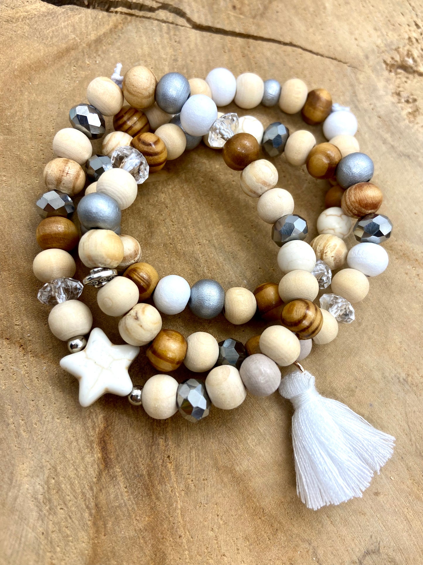 Lot de petits bracelets en bois bohème chic avec breloque