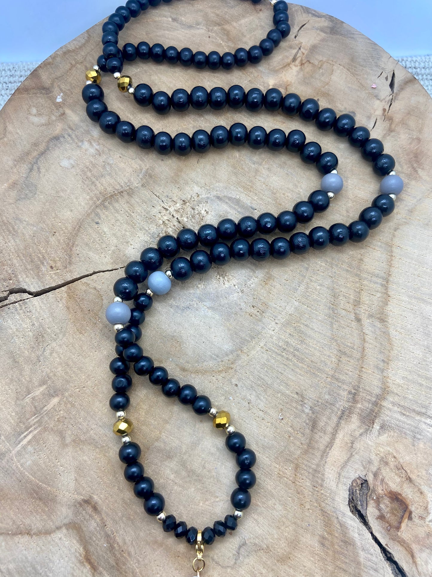 Sautoir en bois noir avec détails dorés pendentif léopard