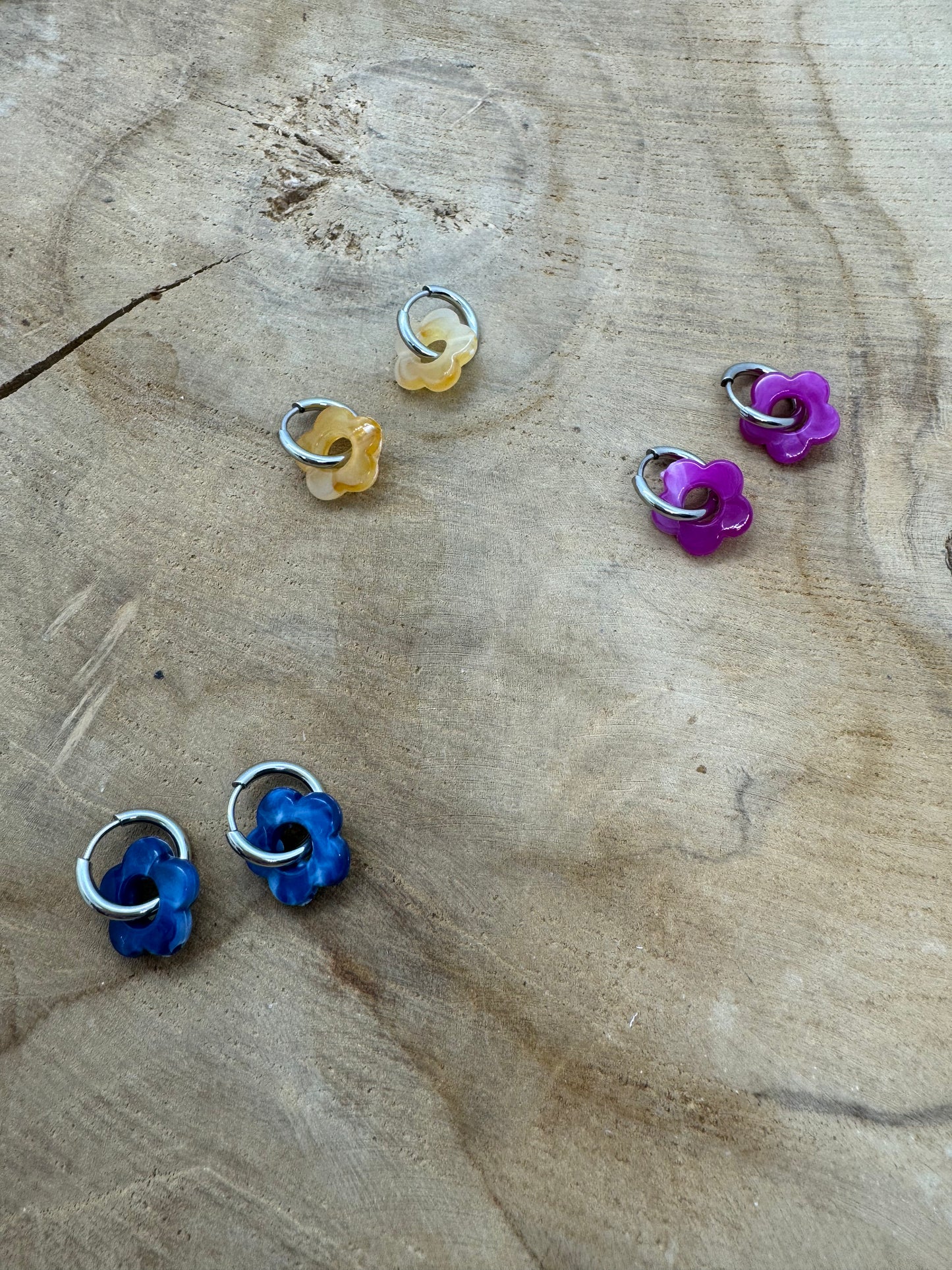 Boucles d’oreilles Créoles, avec petite fleur en acrylique colorées