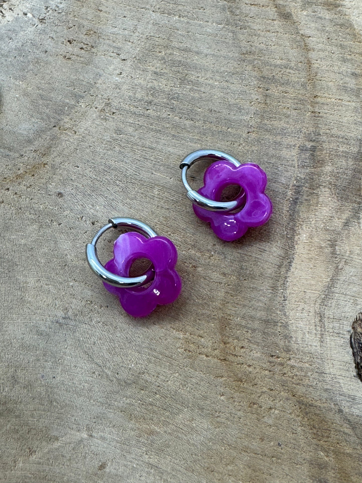 Boucles d’oreilles Créoles, avec petite fleur en acrylique colorées