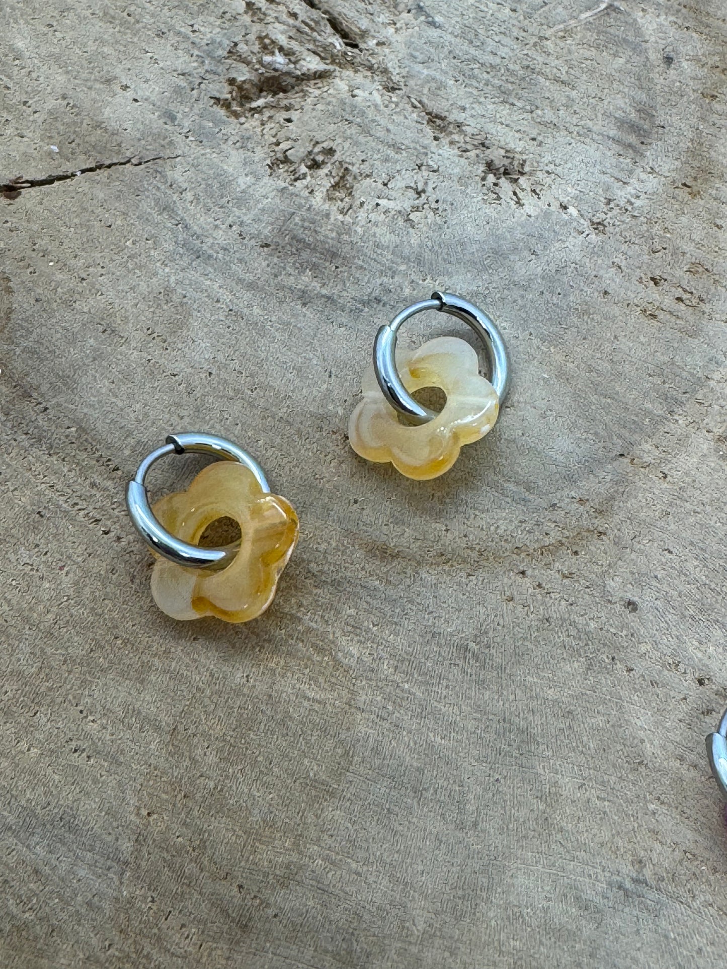 Boucles d’oreilles Créoles, avec petite fleur en acrylique colorées