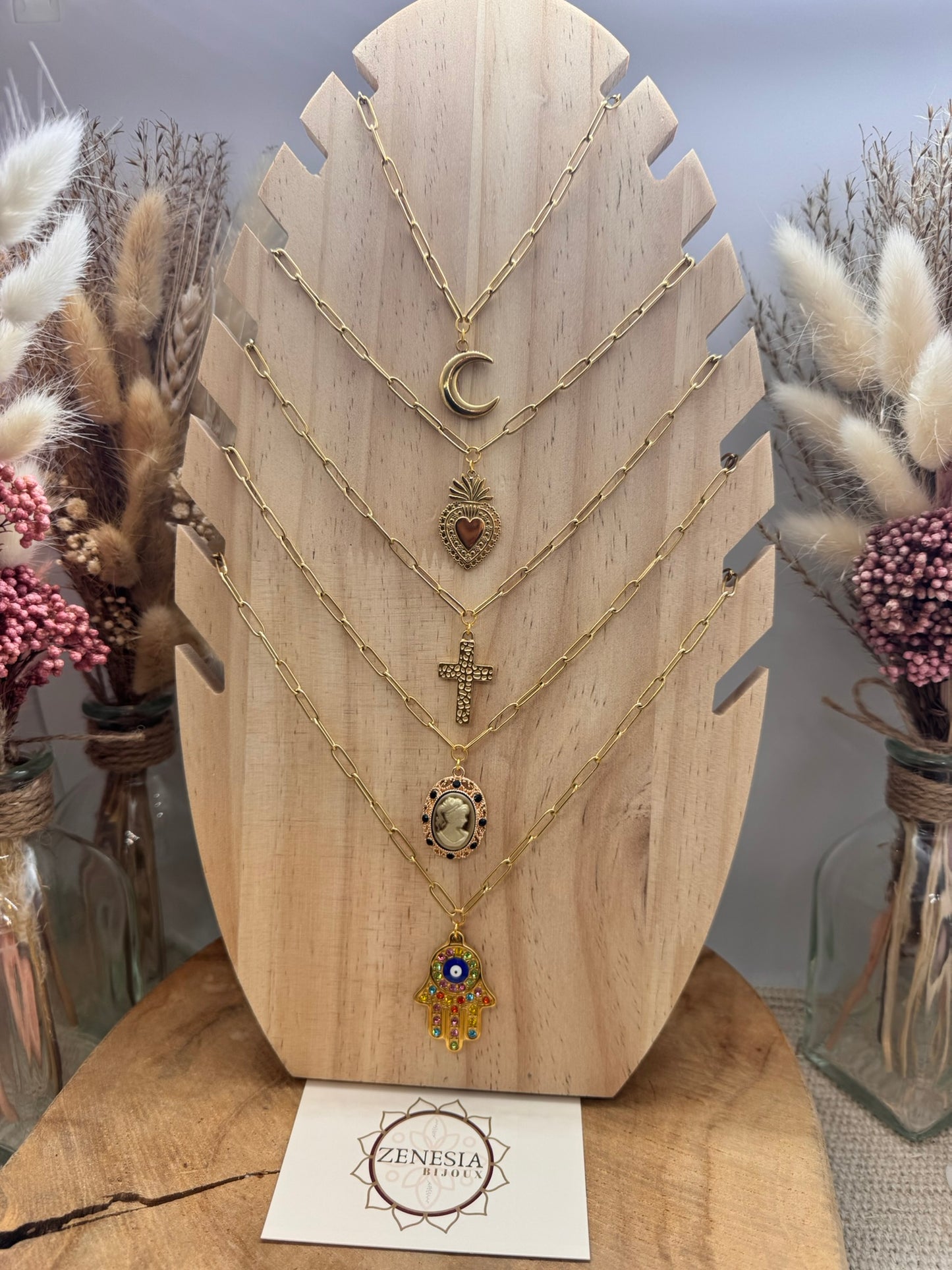 Collier en acier inoxydable à gros maillons dorés et pendentif bohème chic façon talisman