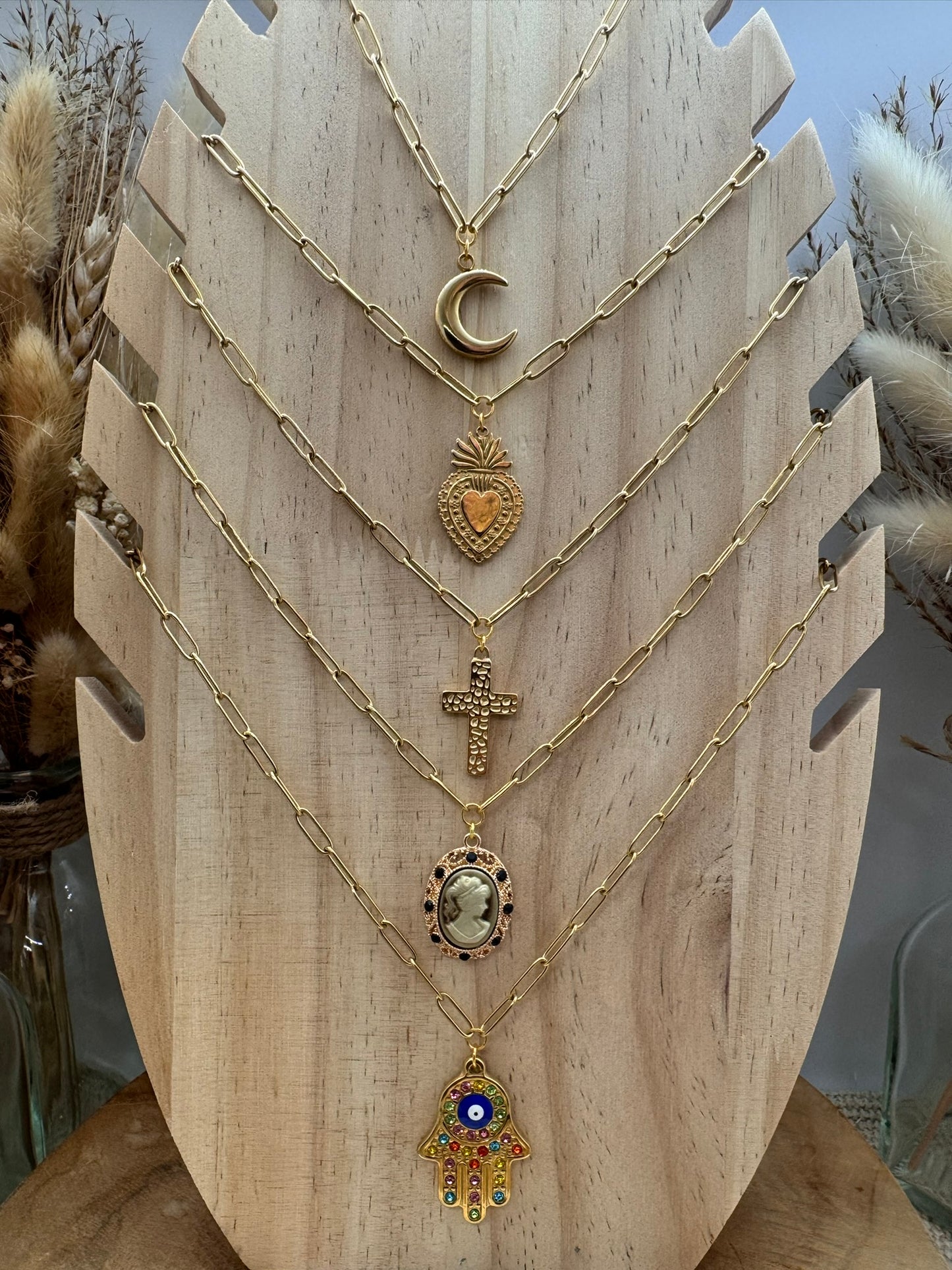 Collier en acier inoxydable à gros maillons dorés et pendentif bohème chic façon talisman