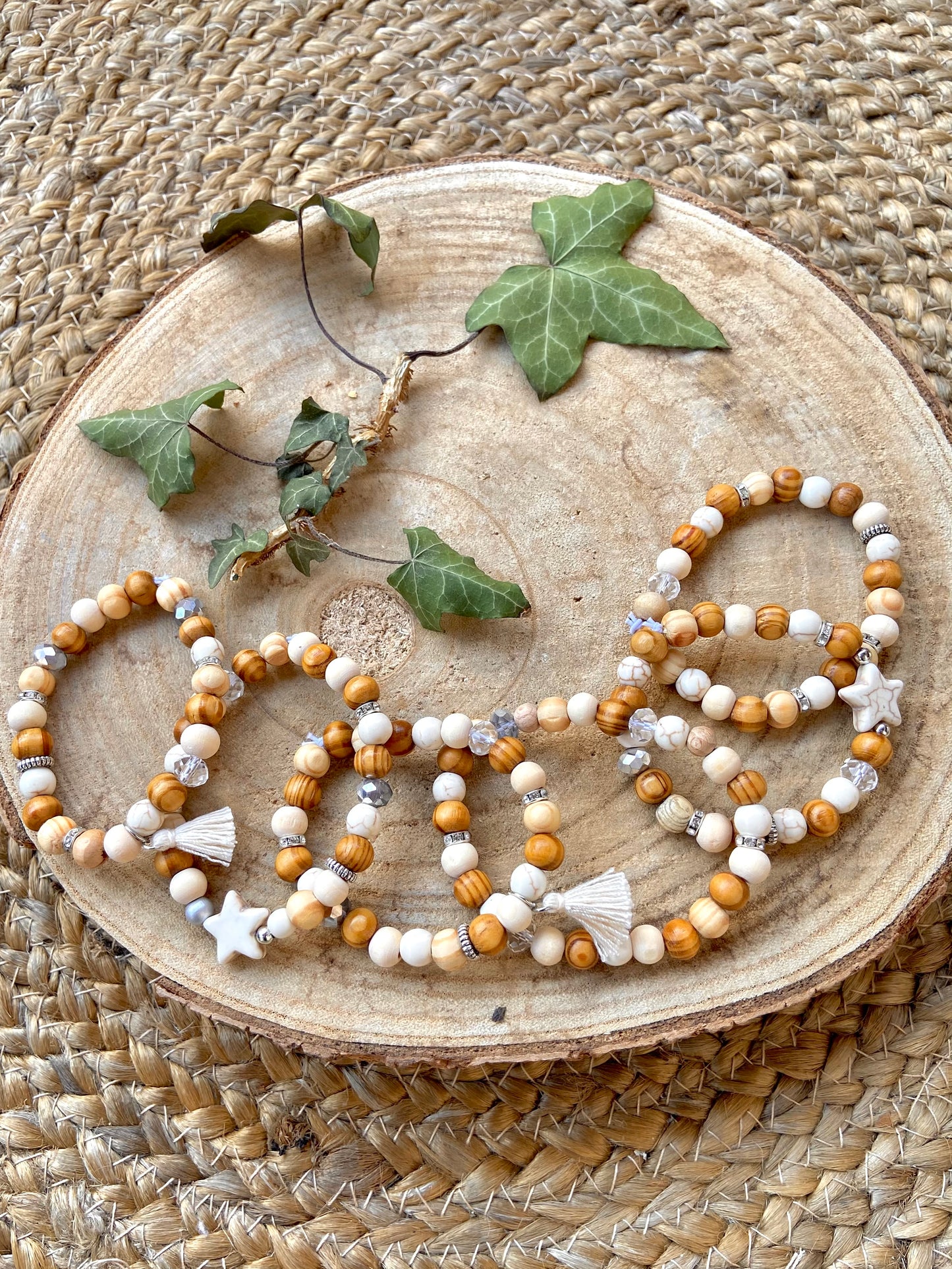 Lot de petits bracelets en bois bohème chic avec breloque