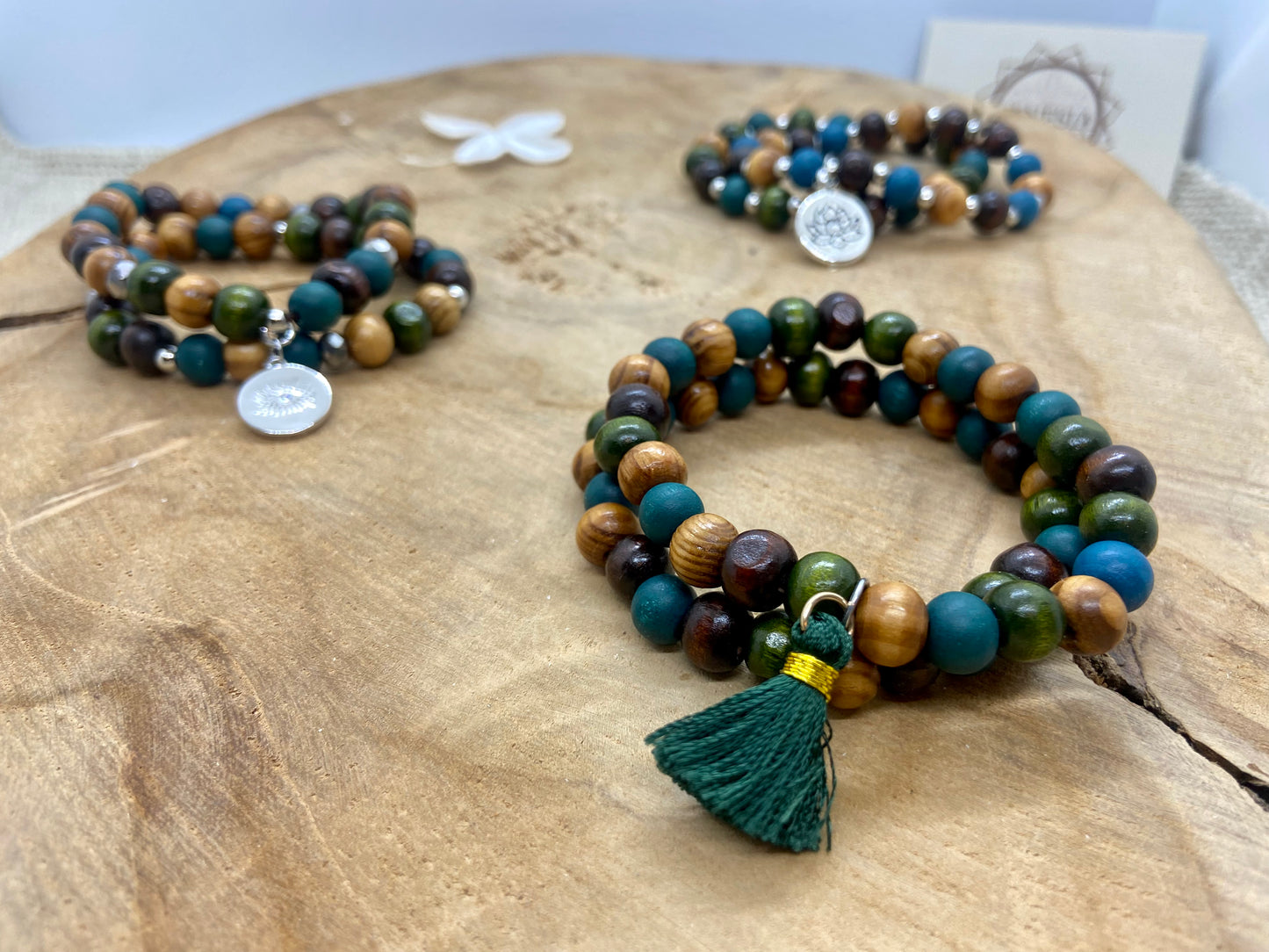 Bracelet en bois thème vert + breloque argentée