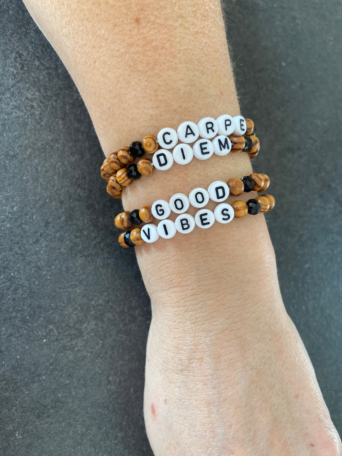 Deux bracelets message positif good vibes carpe diem