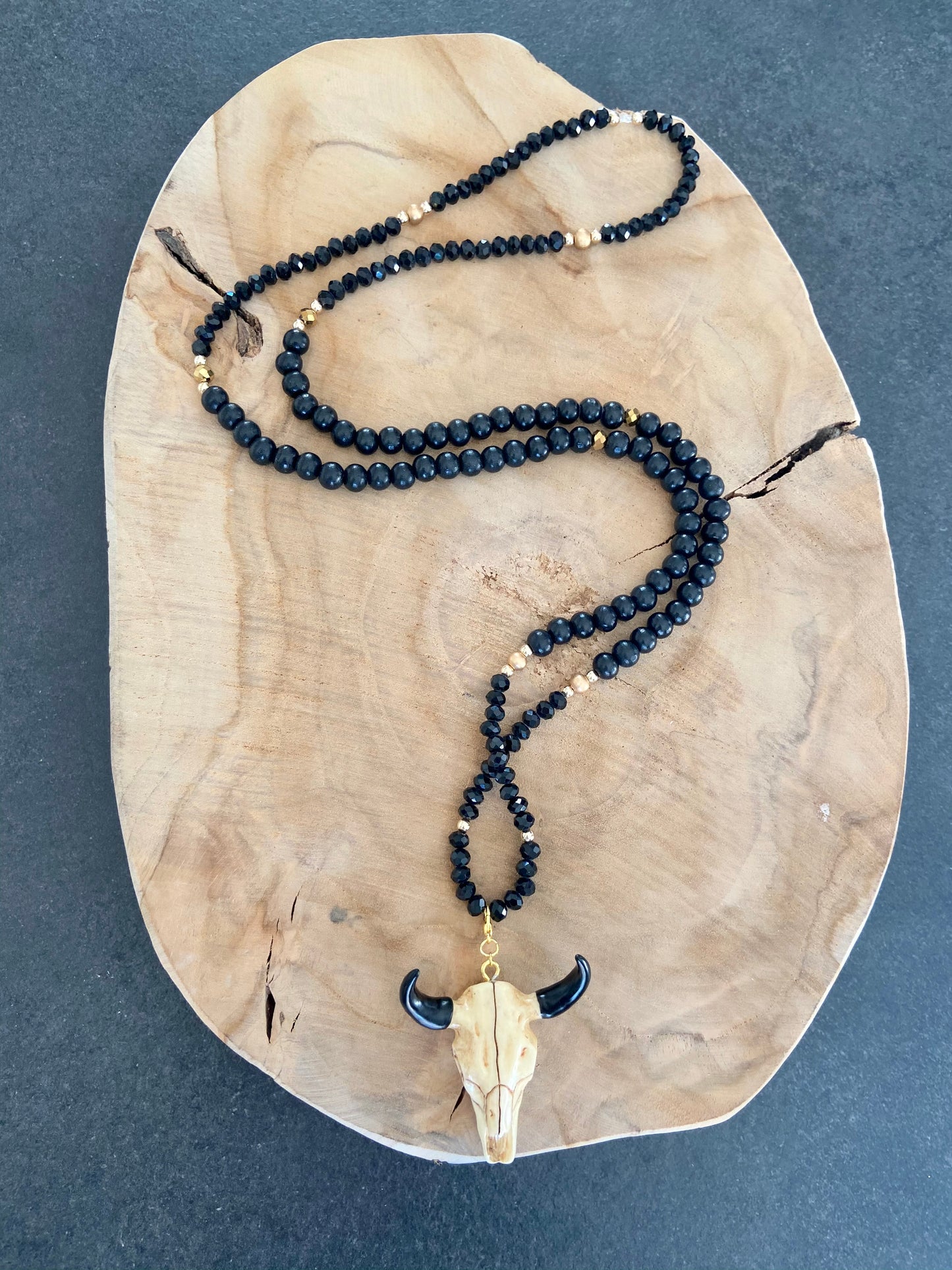 Sautoir en strass noir et bois pendentif tête de buffle