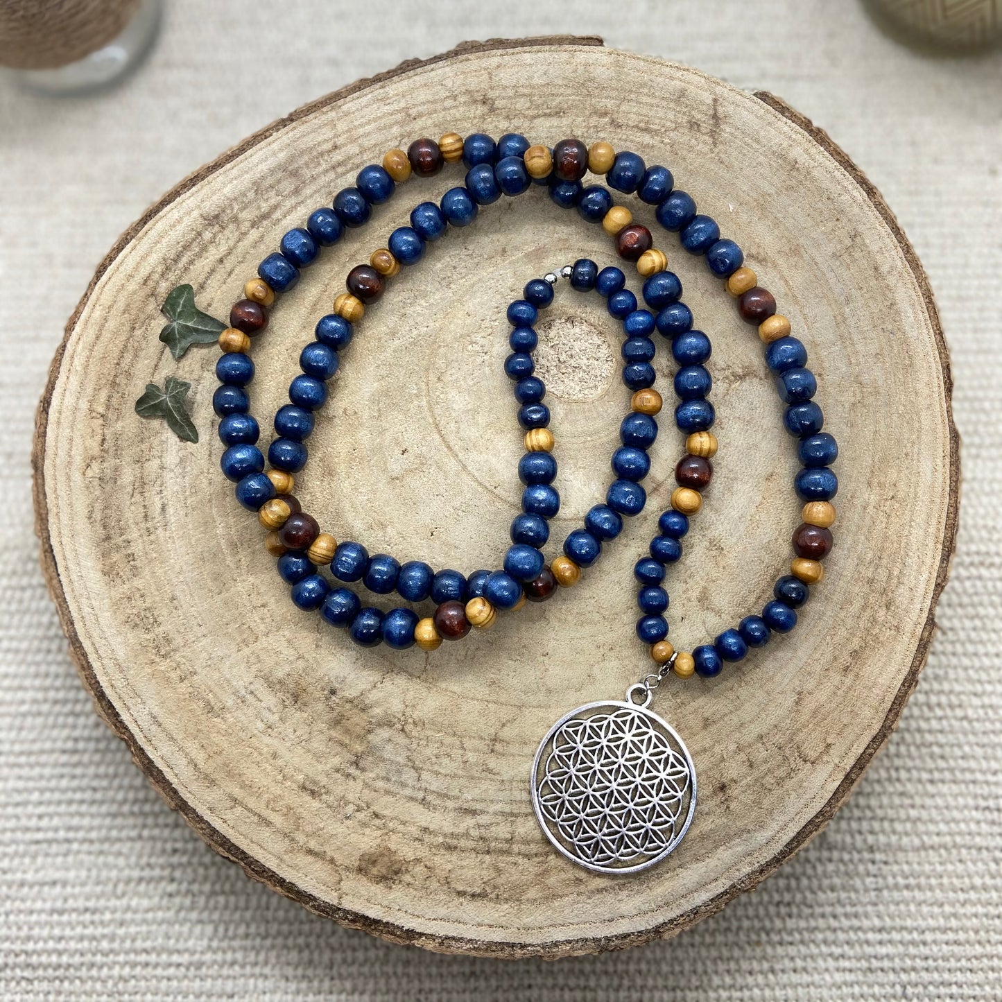 Sautoir en bois hippie chic bleu marine pendentif fleur de vie