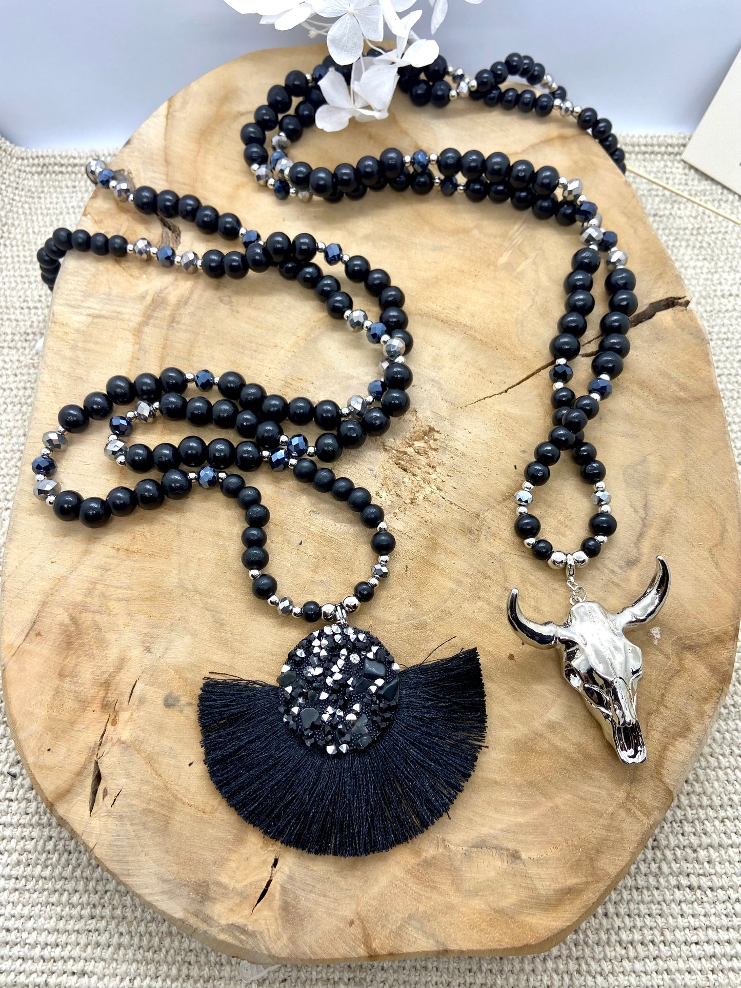 Collection de sautoirs noirs en bois avec des touches de strass argentés bohème chic