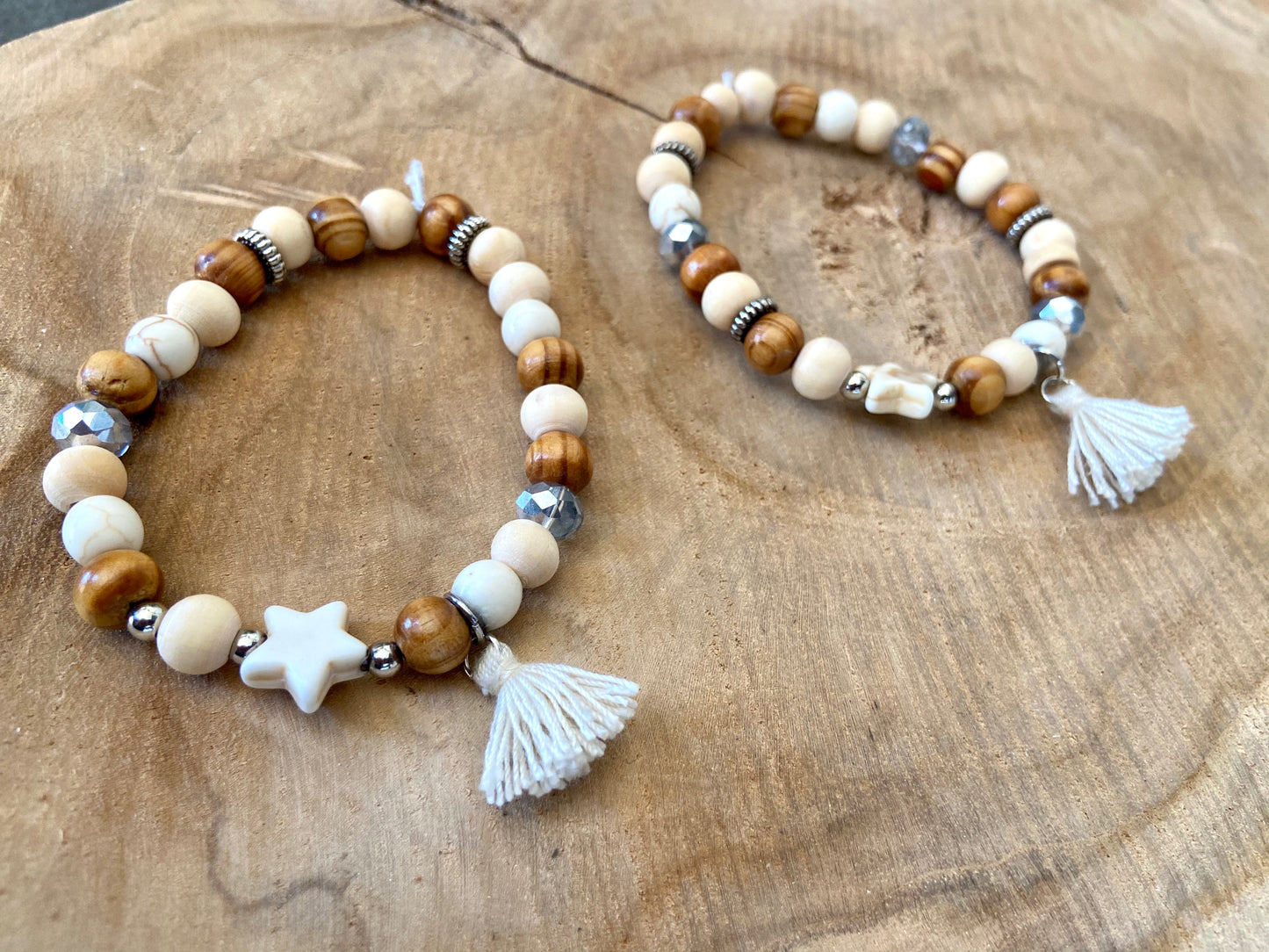 Petit bracelet en bois élastique avec breloque