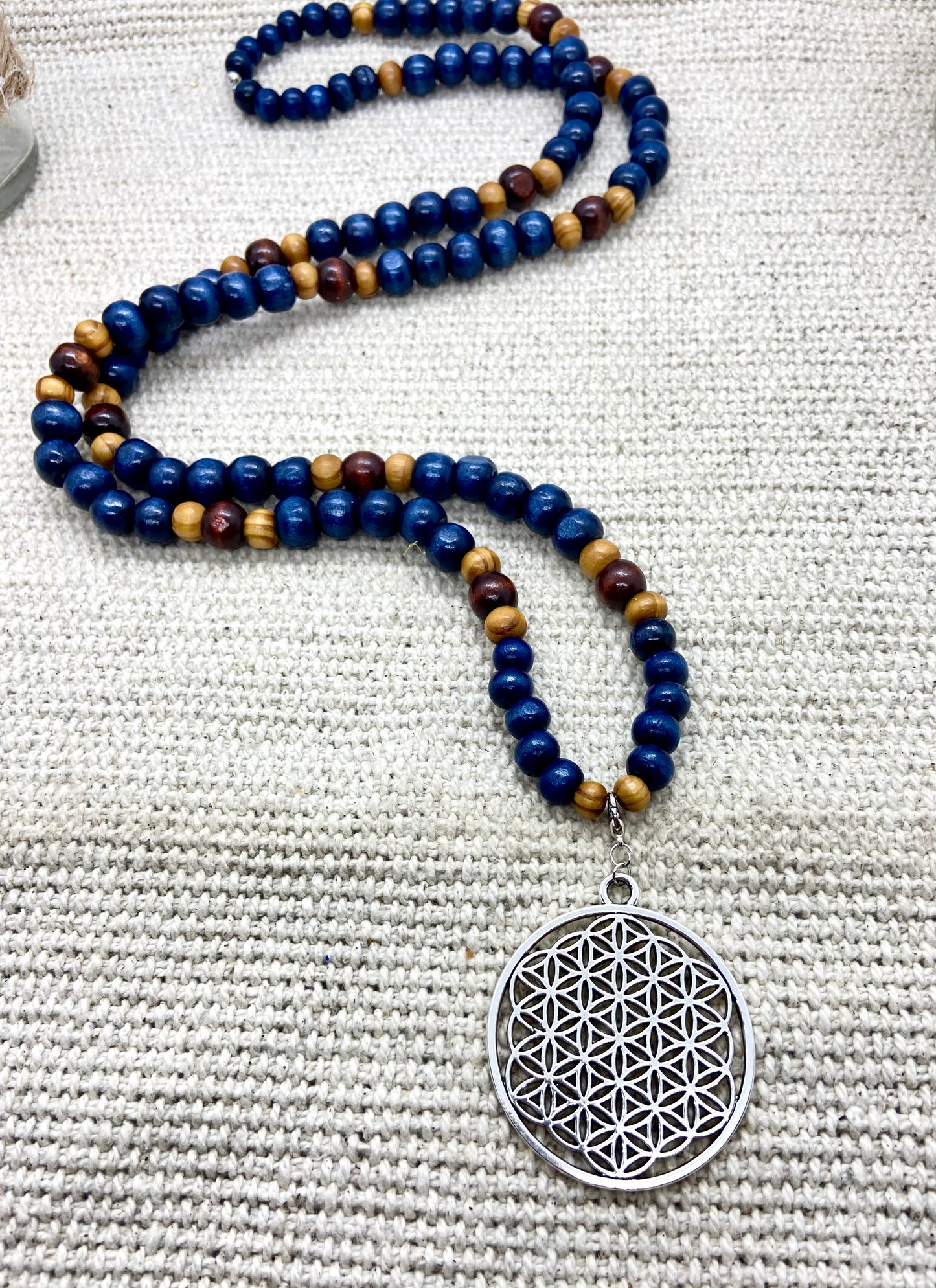 Sautoir en bois hippie chic bleu marine pendentif fleur de vie