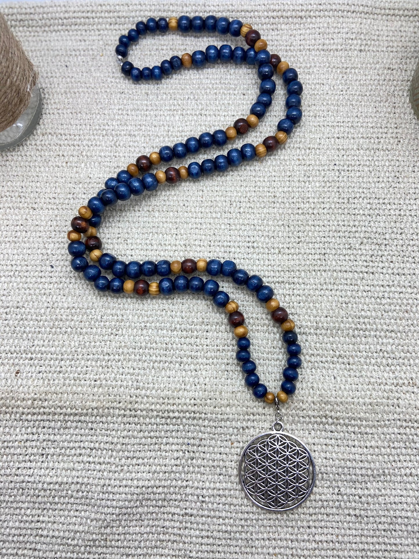 Sautoir en bois hippie chic bleu marine pendentif fleur de vie