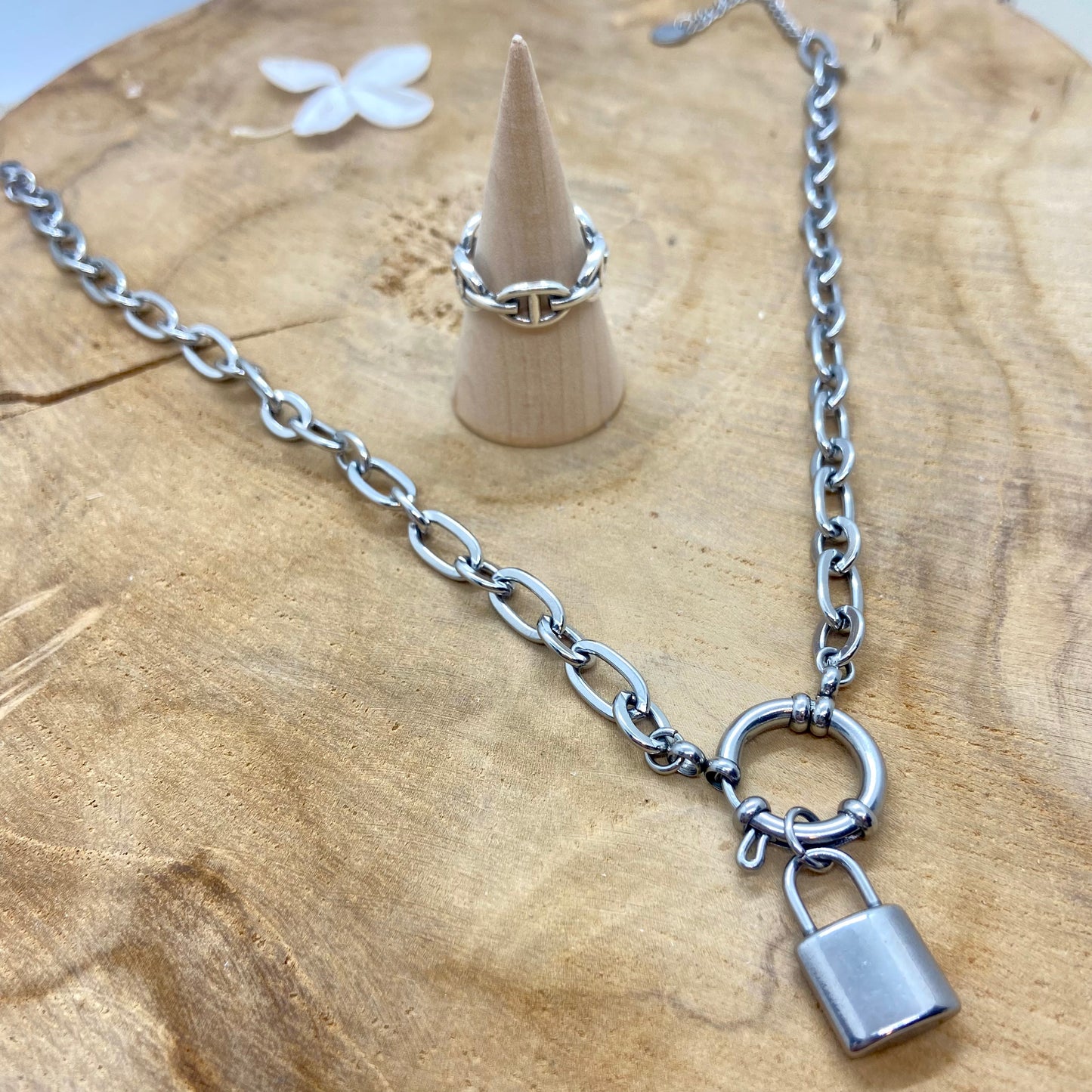 Collier chaine grosse maille dorée et pendentif cadenas