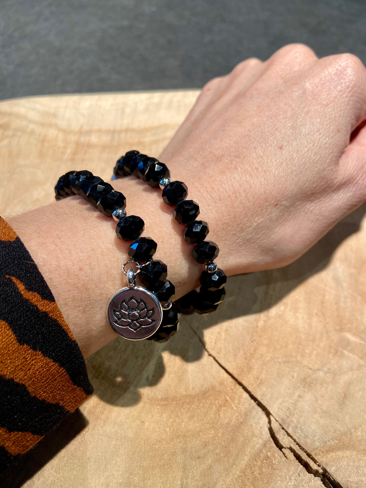 Duo de bracelets en strass noir avec une breloque fleur de lotus