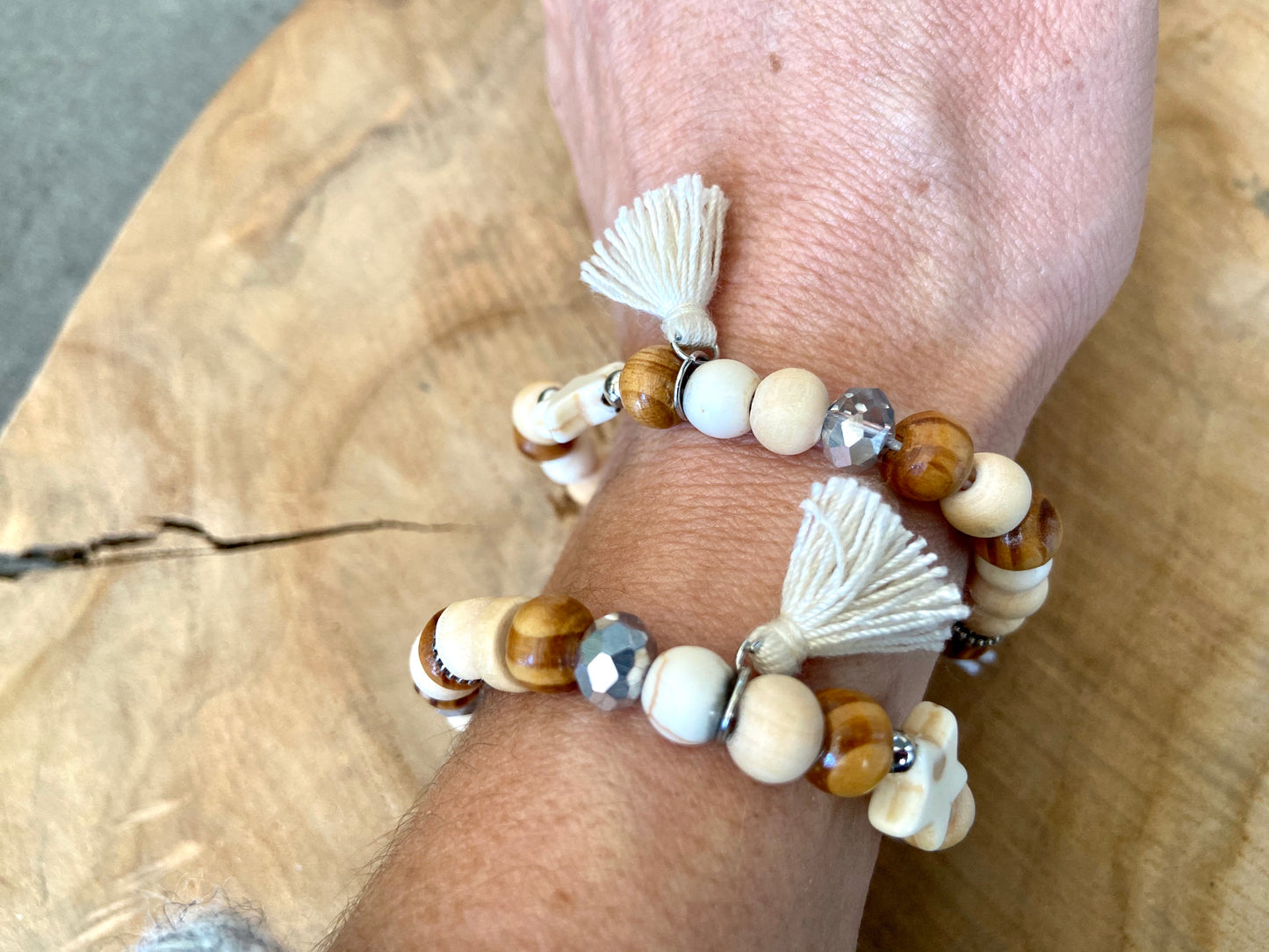 Petit bracelet en bois élastique avec breloque