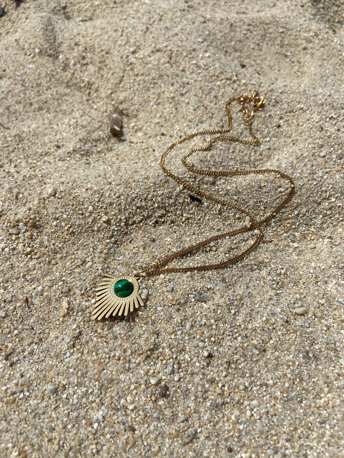 Chaîne acier inoxydable dorée pendentif graphique vert