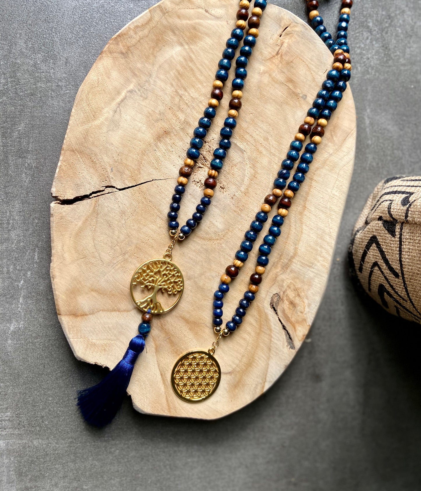 Sautoir hippie chic en bois bleu marine pendentif Fleur de Vie ou Arbre de vie