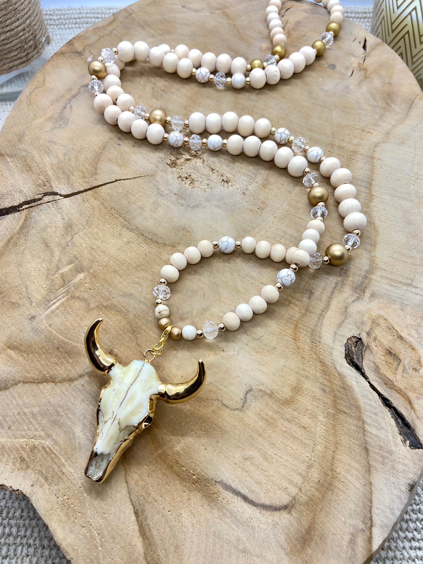 Sautoir en bois couleurs naturelles et strass Pendentif Tête de Buffle