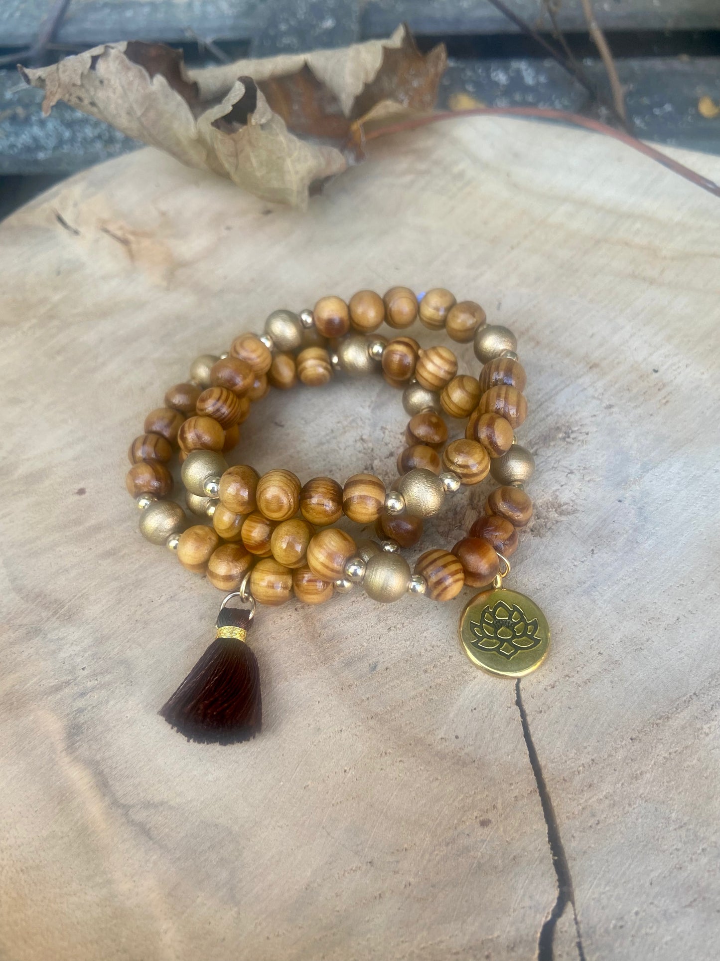 Trio de bracelets en bois avec breloques