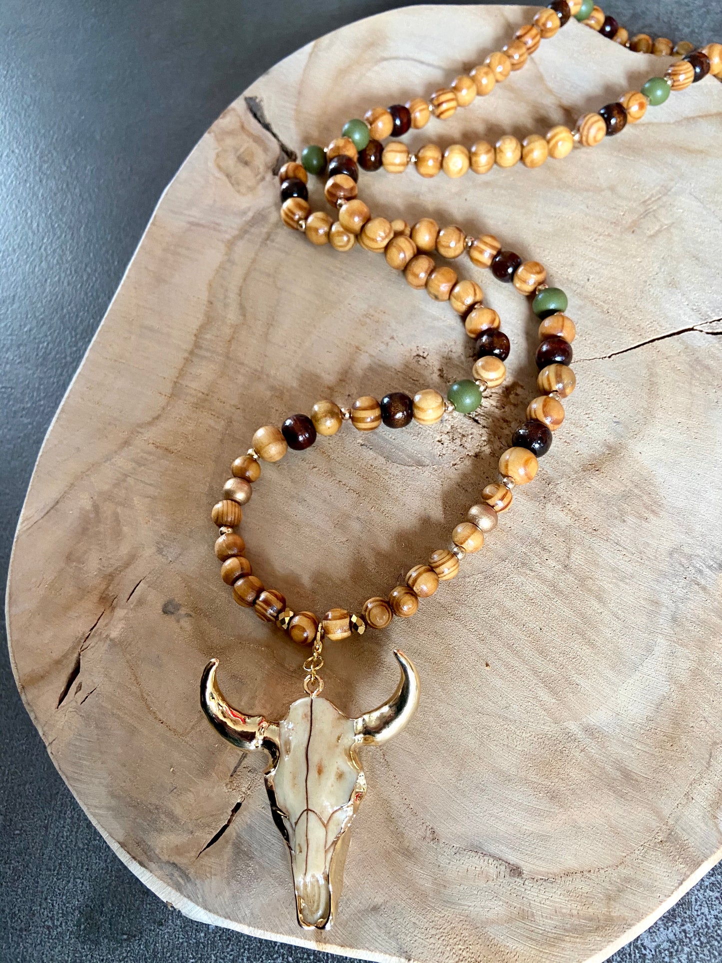 Sautoir en bois couleurs naturelles Pendentif Tête de Buffle