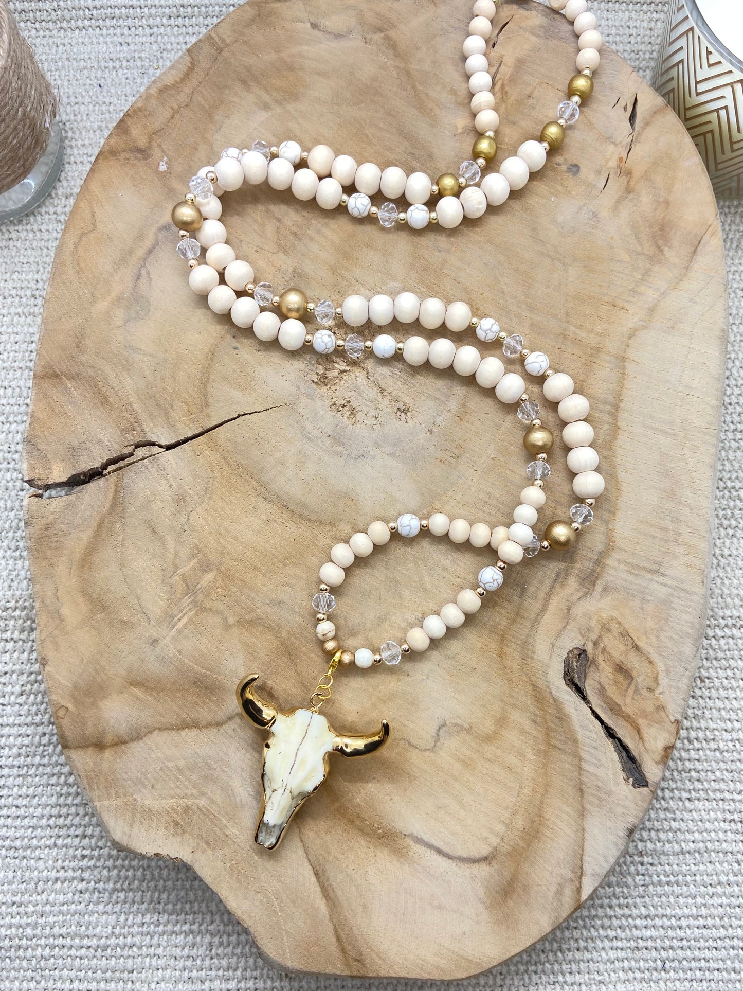 Sautoir en bois couleurs naturelles et strass Pendentif Tête de Buffle