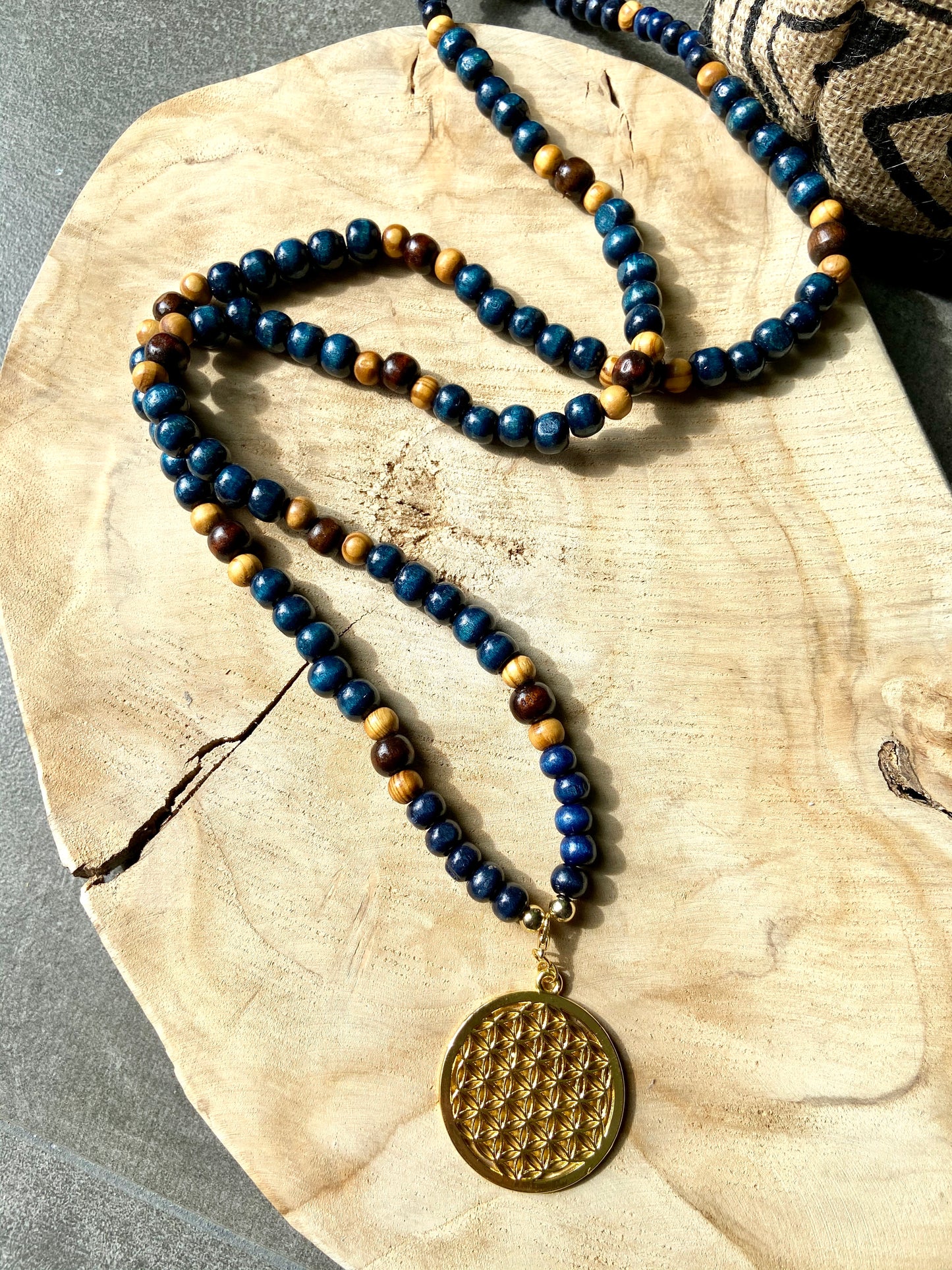 Sautoir hippie chic en bois bleu marine pendentif Fleur de Vie ou Arbre de vie