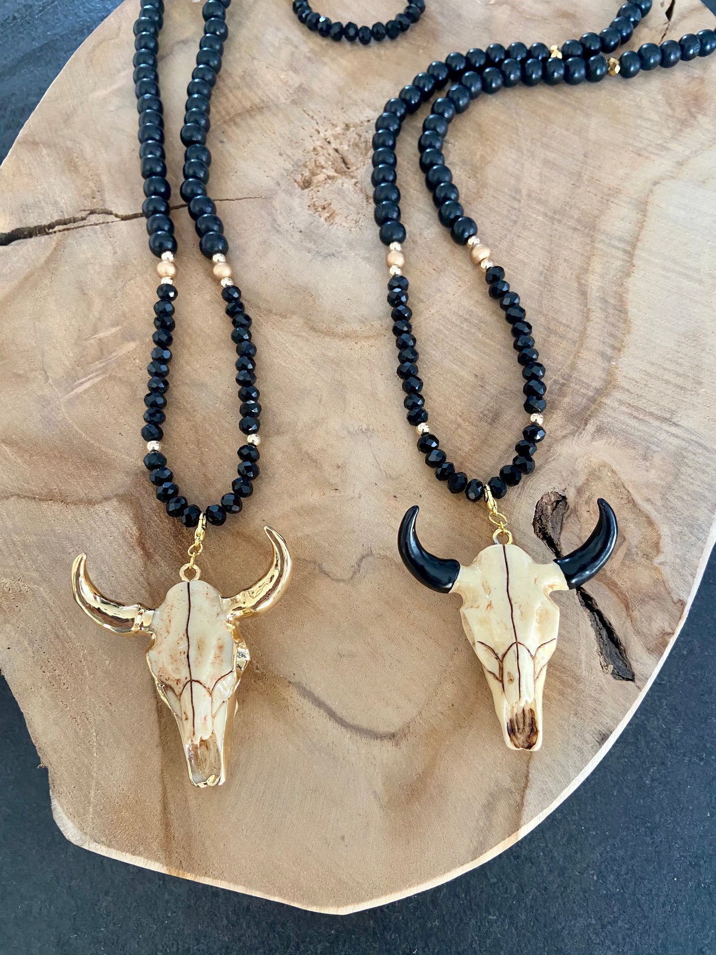 Sautoir en strass noir et bois pendentif tête de buffle