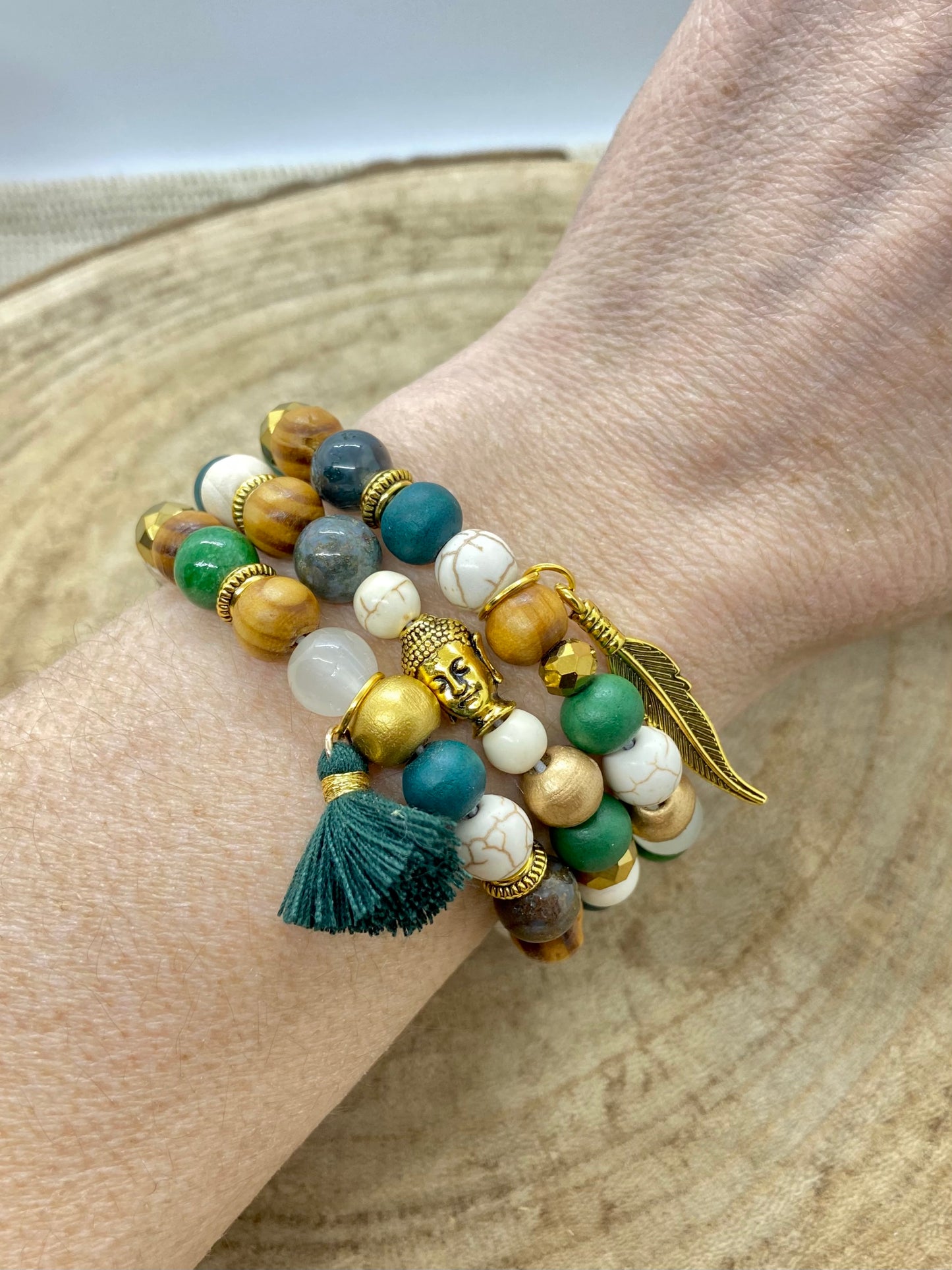 Lot de trois bracelets bohème chic pierre naturelle verte bois et doré