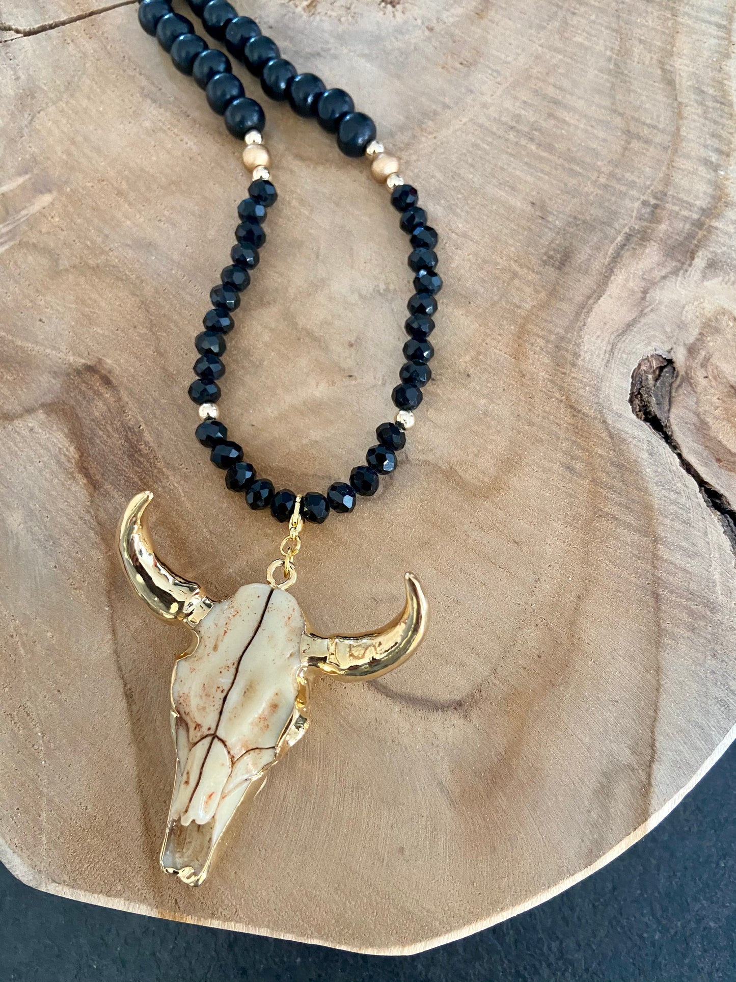 Sautoir en strass noir et bois pendentif tête de buffle