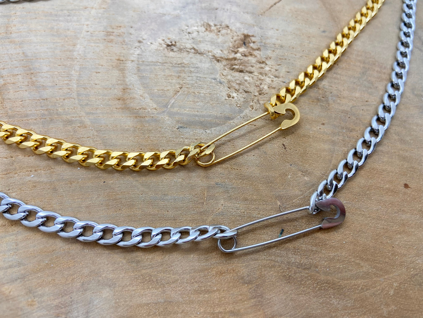 Grosse chaîne gourmette pendentif épingle à nourrice
