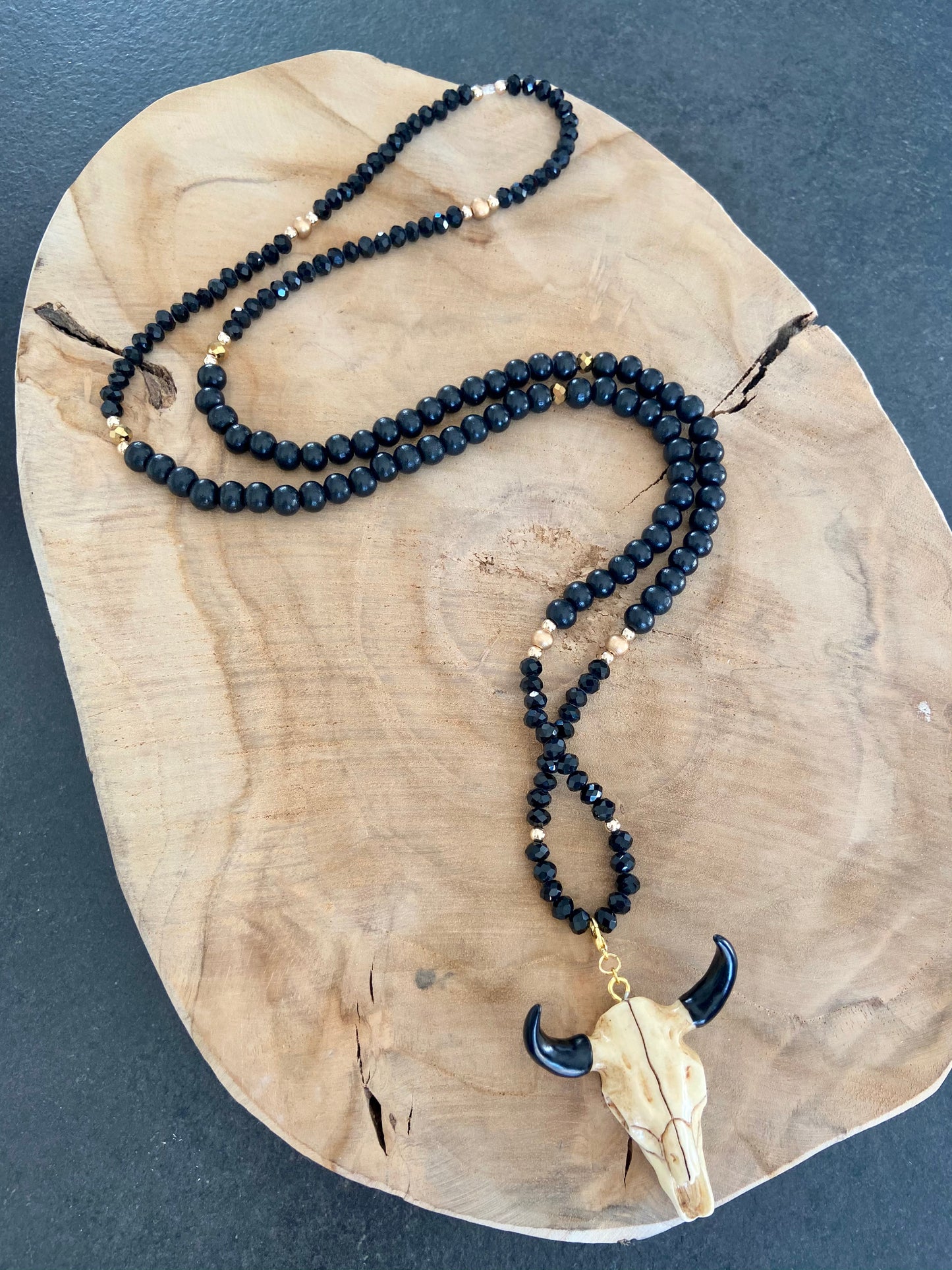 Sautoir en strass noir et bois pendentif tête de buffle
