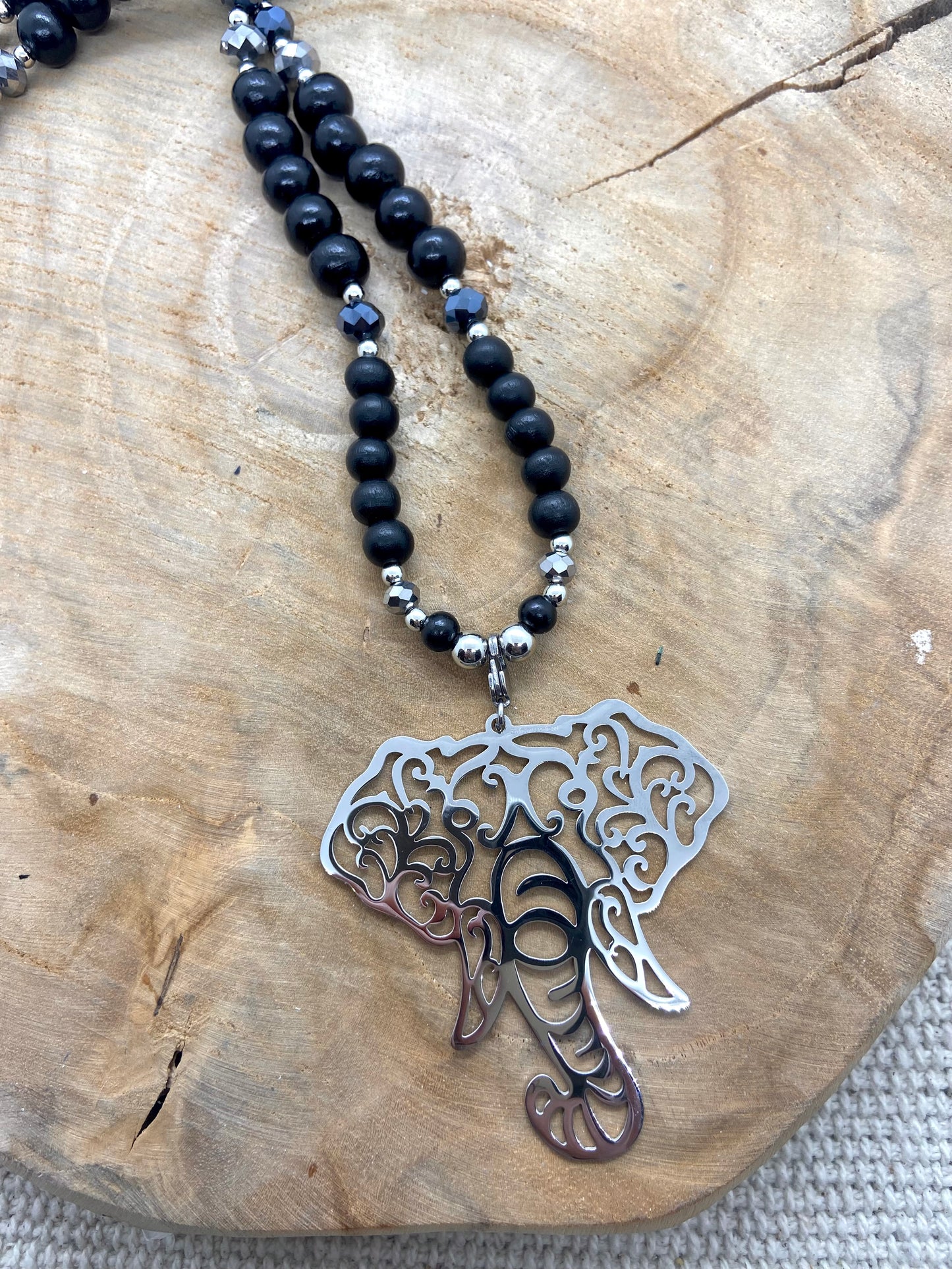 Collection de sautoirs noirs en bois avec des touches de strass argentés bohème chic