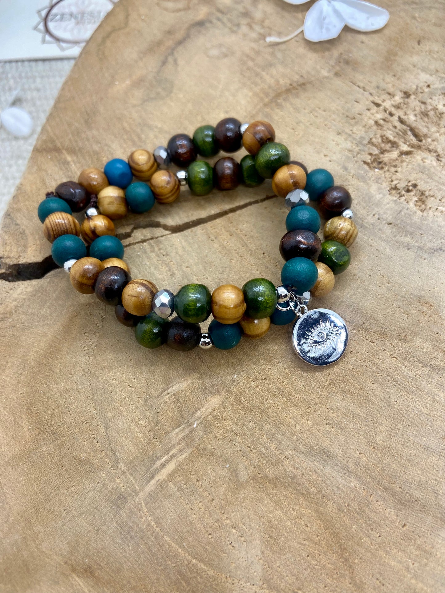 Bracelet en bois thème vert + breloque argentée