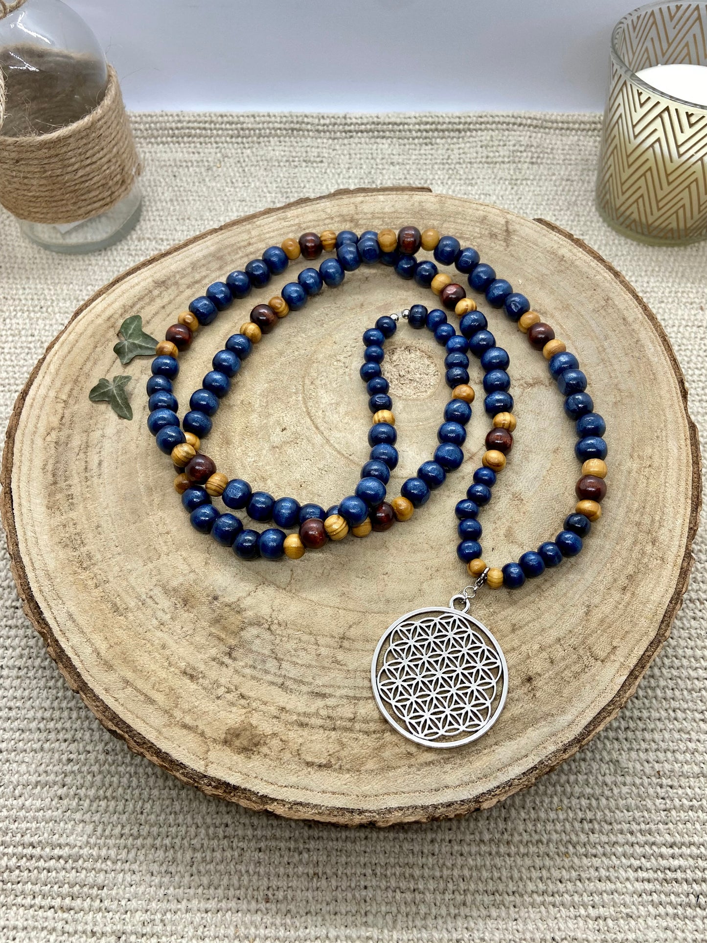 Sautoir en bois hippie chic bleu marine pendentif fleur de vie