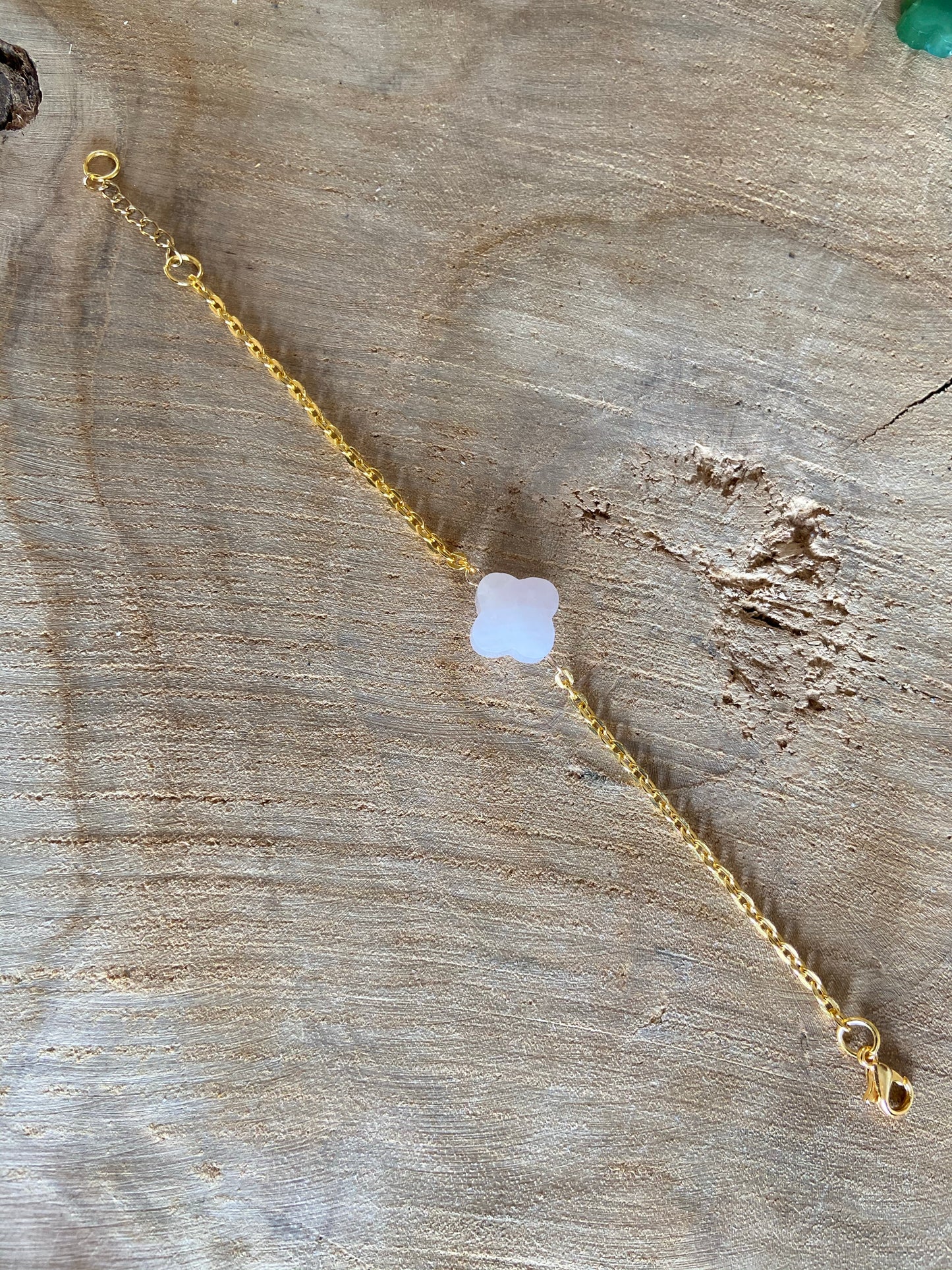 bracelet fin chaine dorée trèfle à quatre feuilles