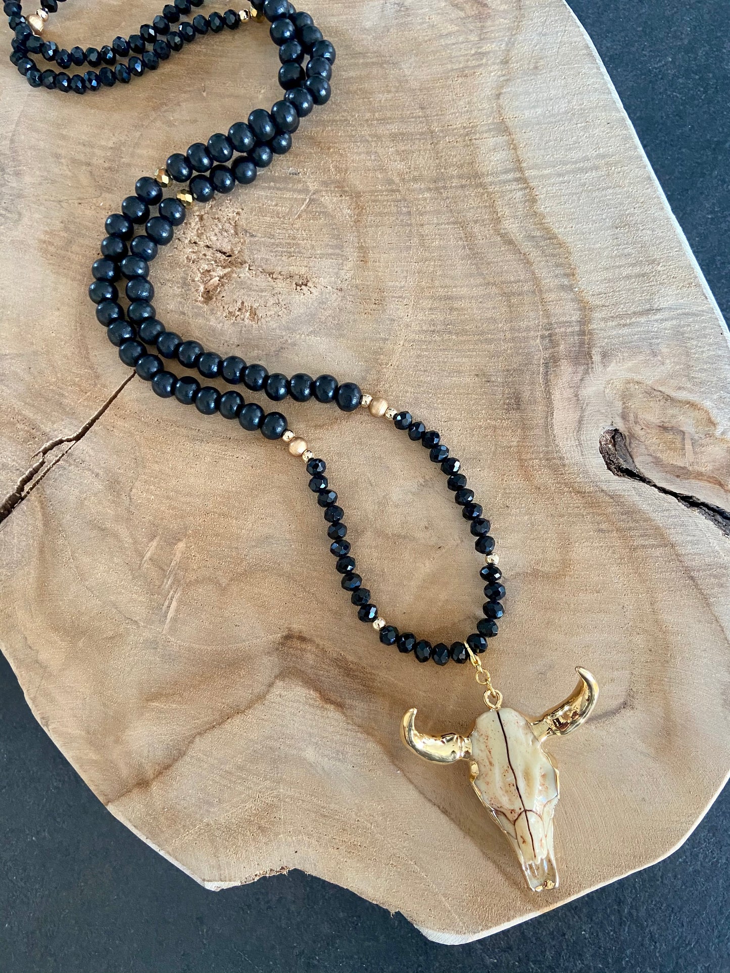 Sautoir en strass noir et bois pendentif tête de buffle