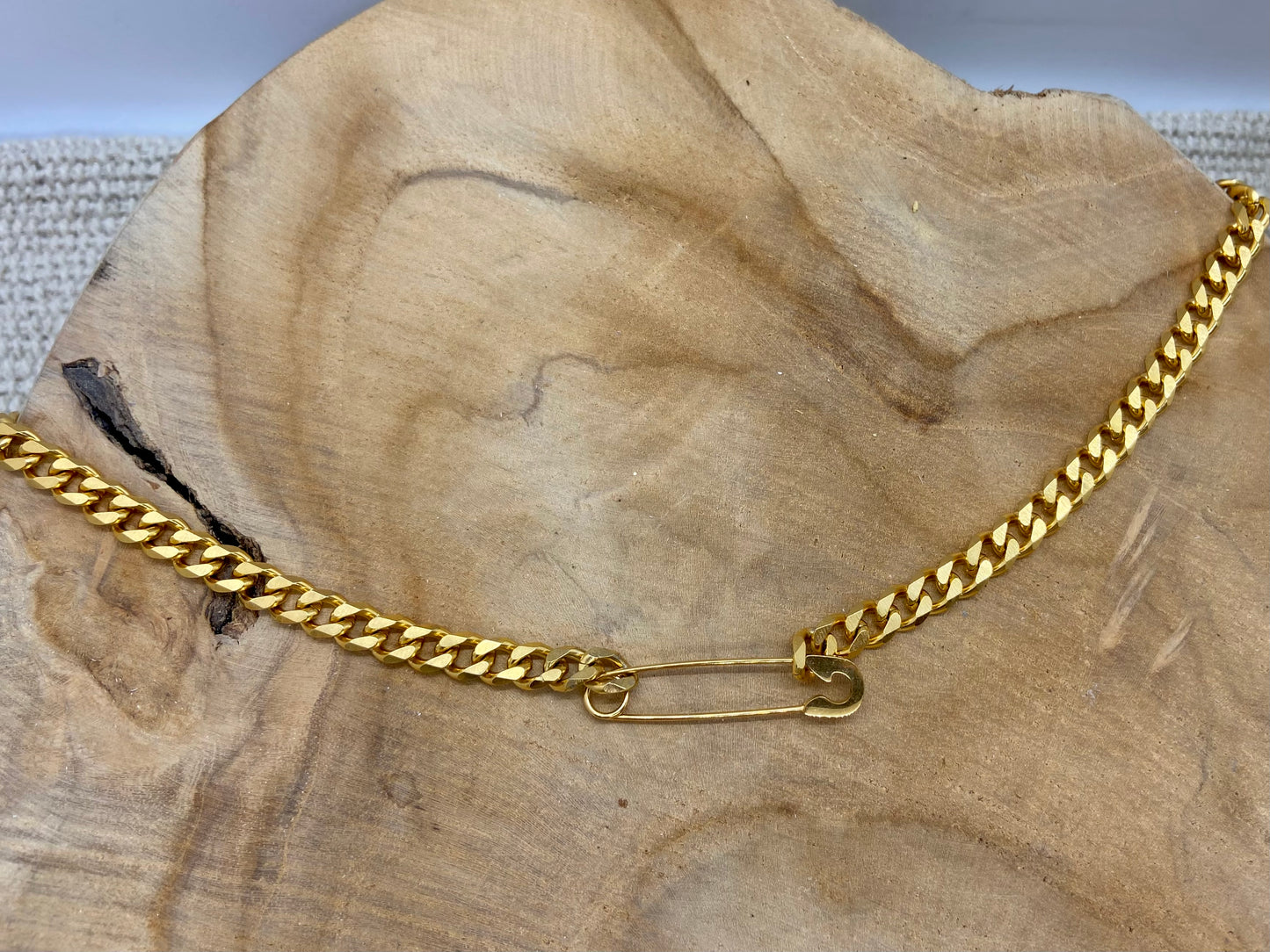 Grosse chaîne gourmette pendentif épingle à nourrice