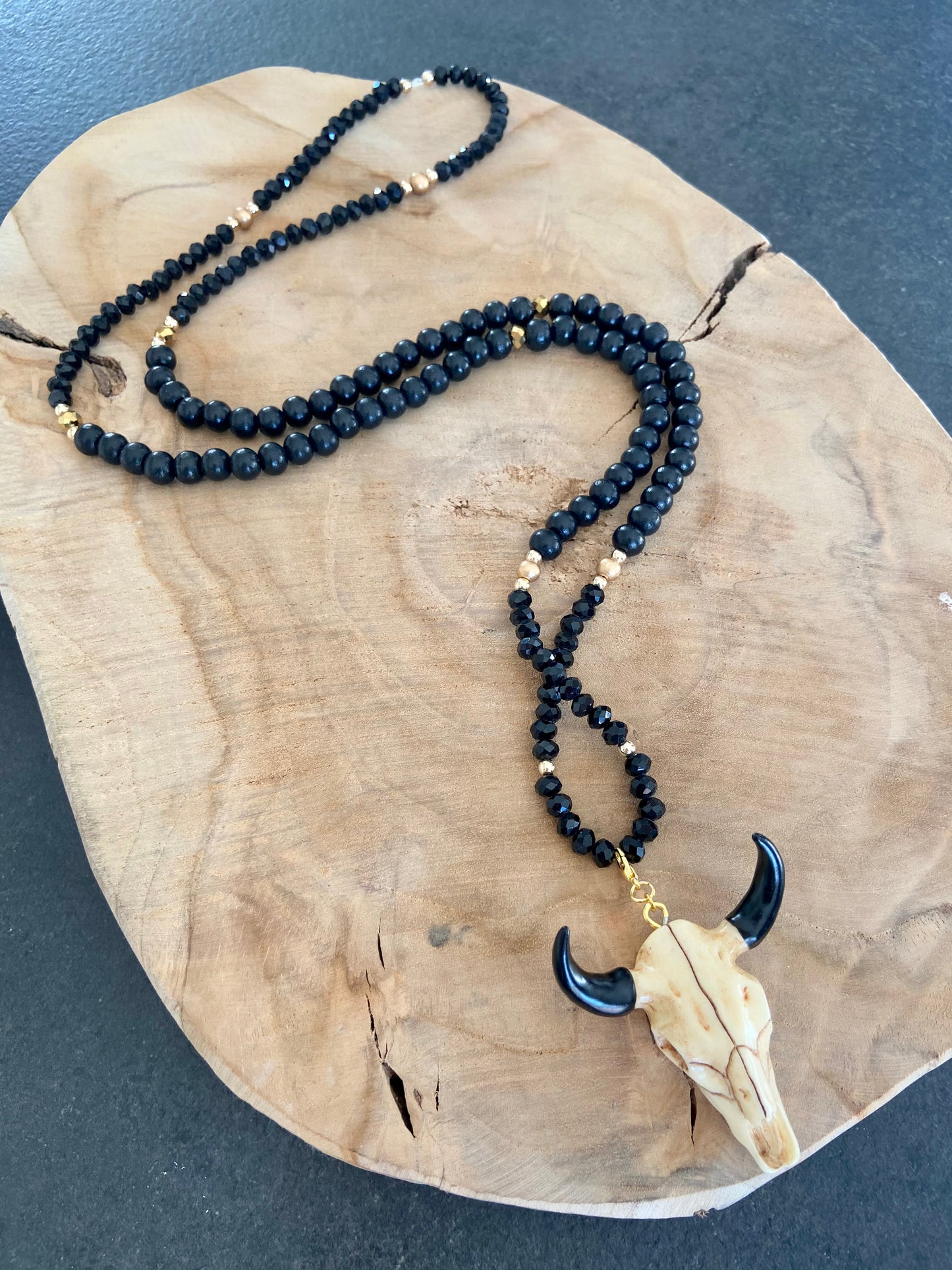 Sautoir en strass noir et bois pendentif tête de buffle