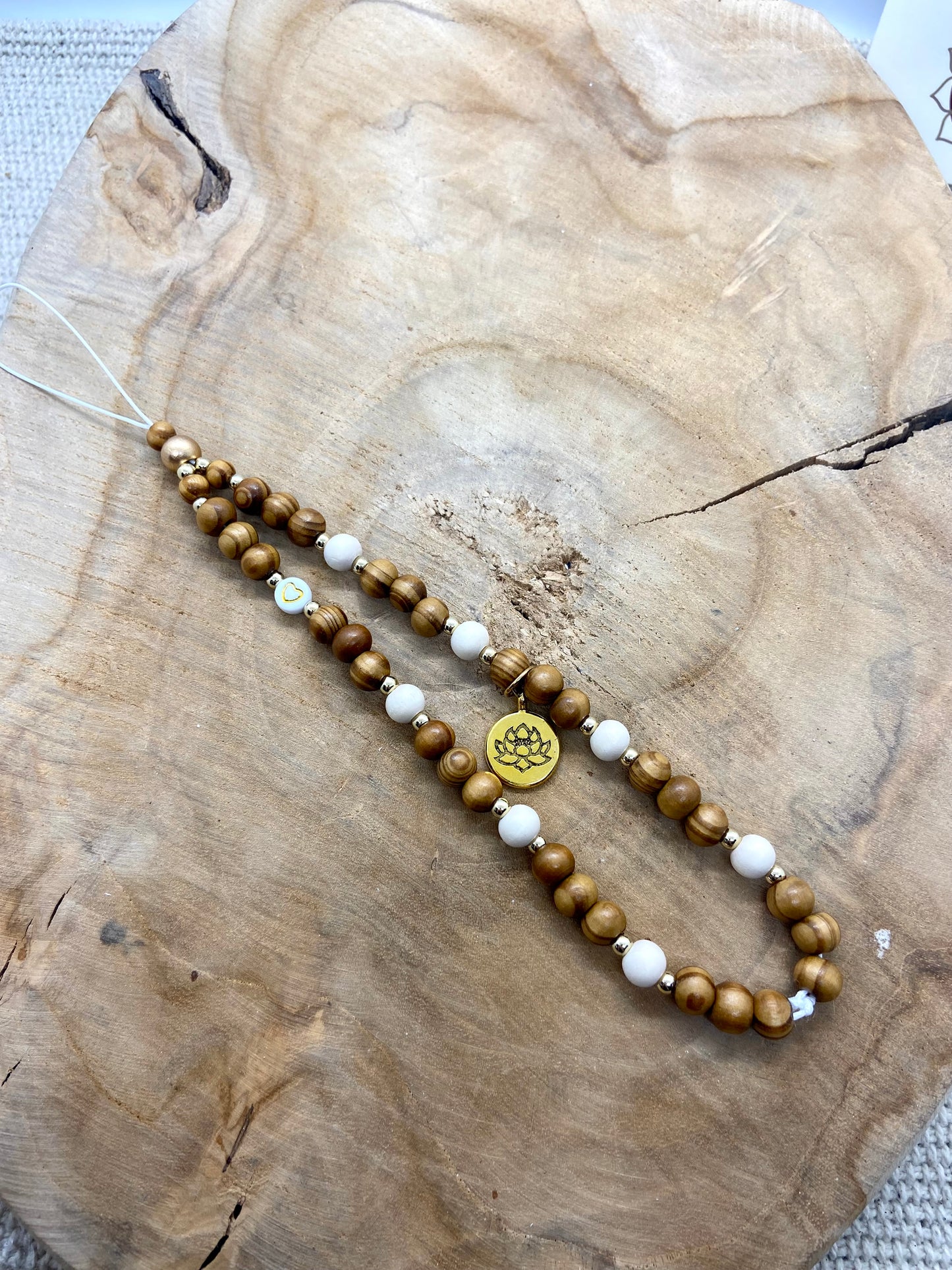 Bijou de téléphone en bois LOTUS