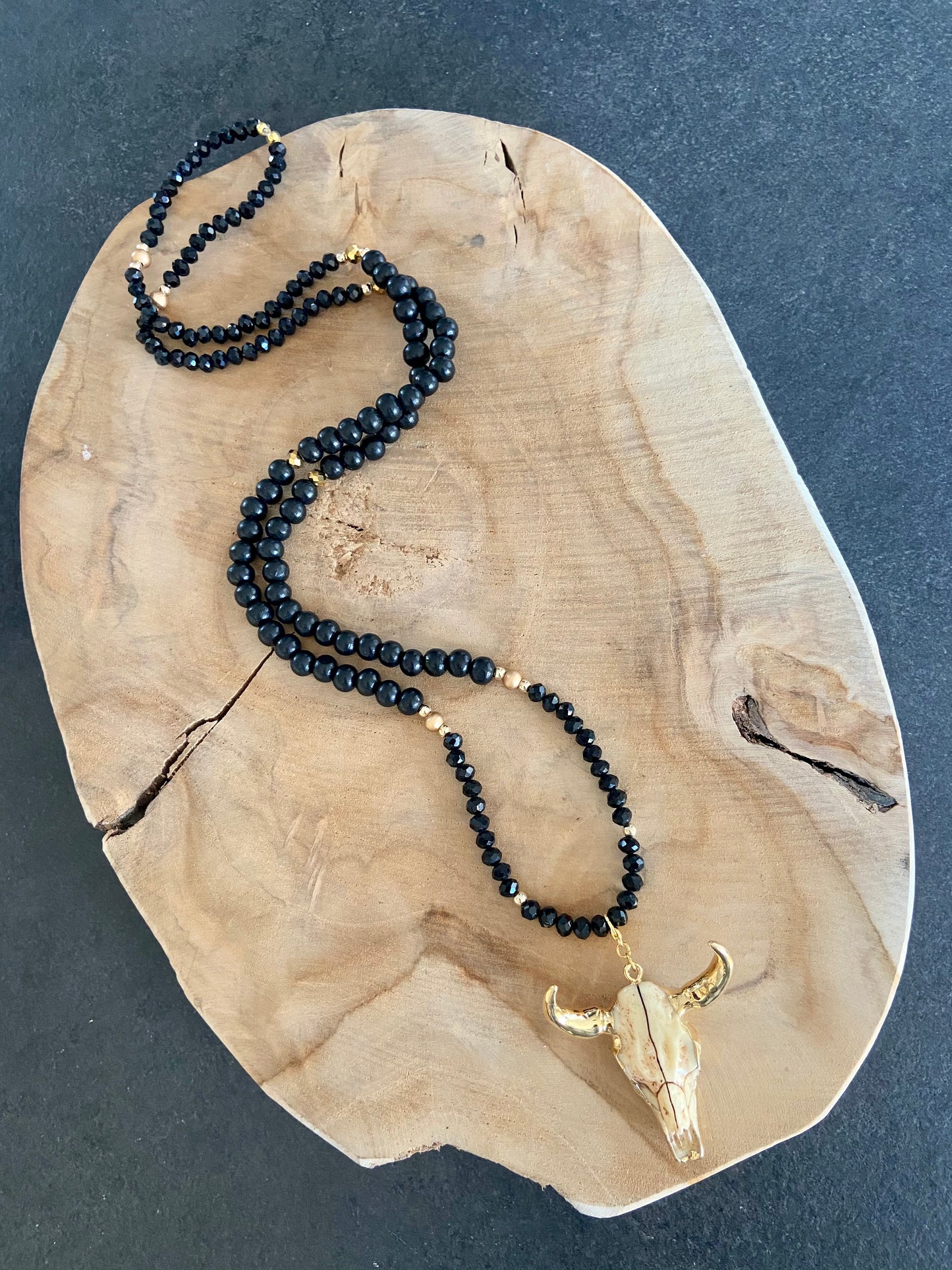 Sautoir en strass noir et bois pendentif tête de buffle