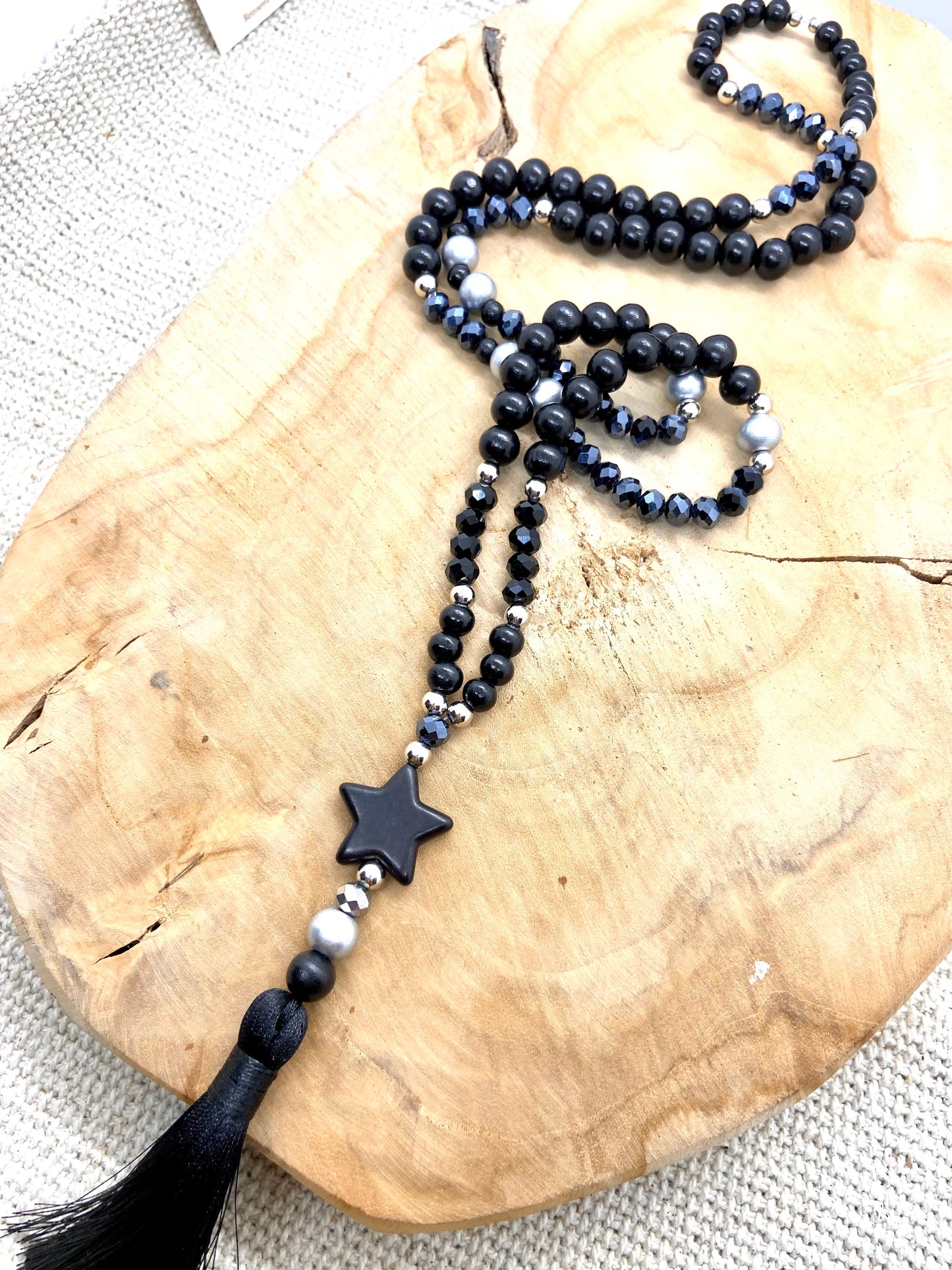 Sautoir en bois noir pendentif pompon