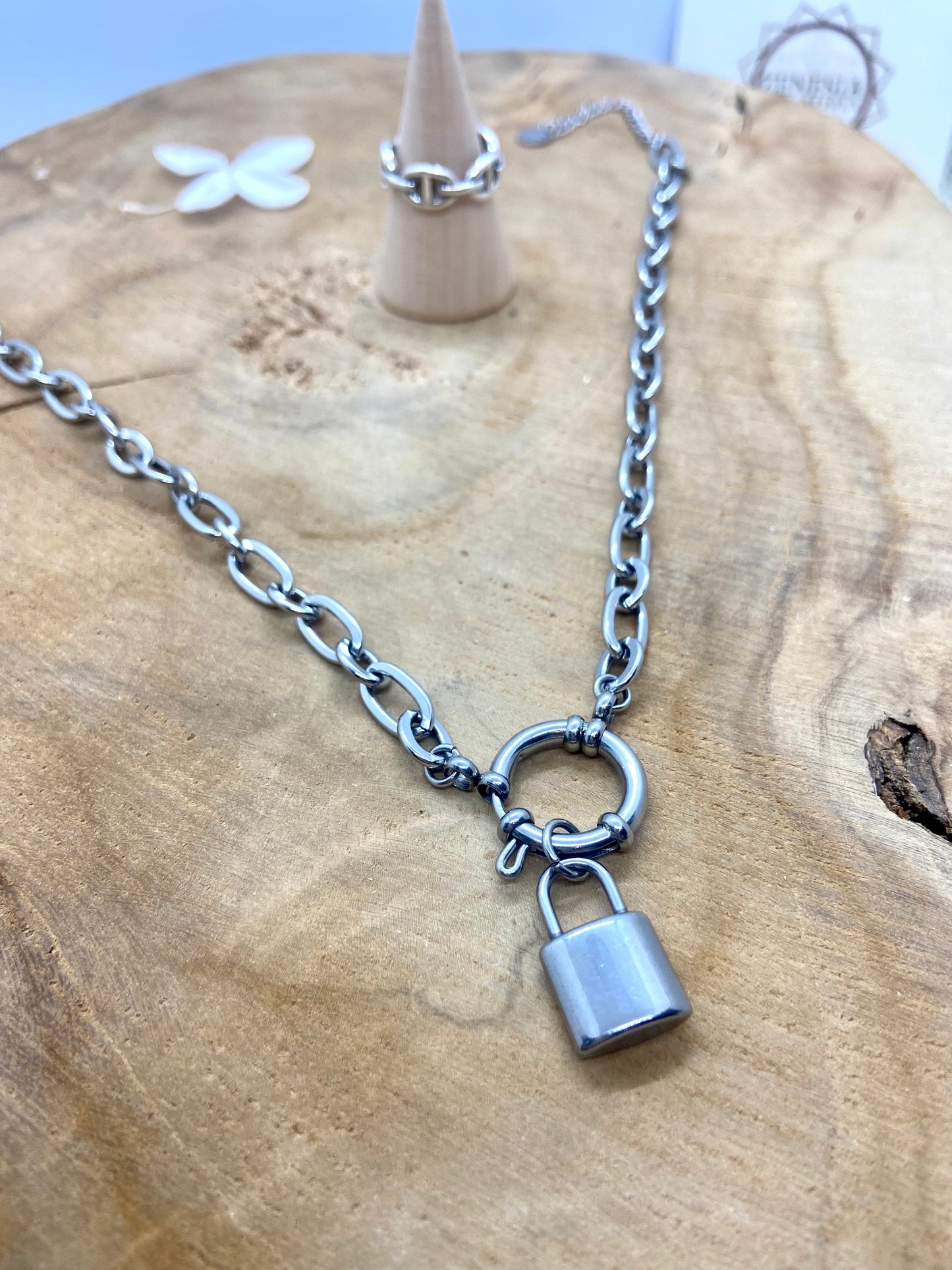 Collier chaine grosse maille dorée et pendentif cadenas