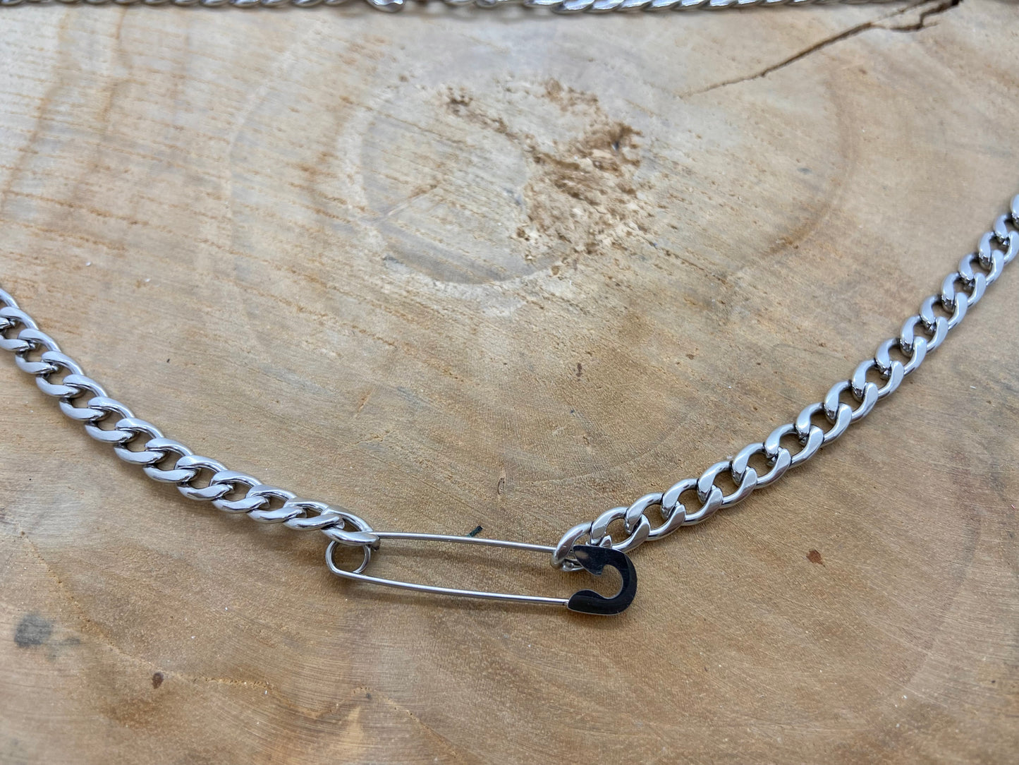 Grosse chaîne gourmette pendentif épingle à nourrice