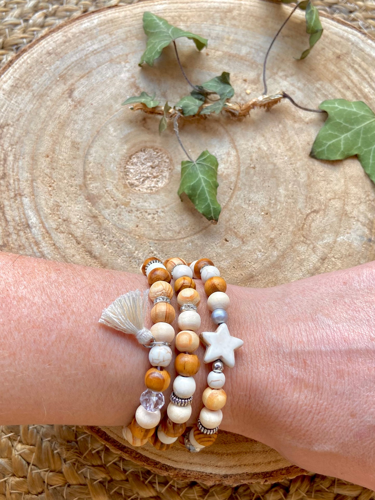 Lot de petits bracelets en bois bohème chic avec breloque