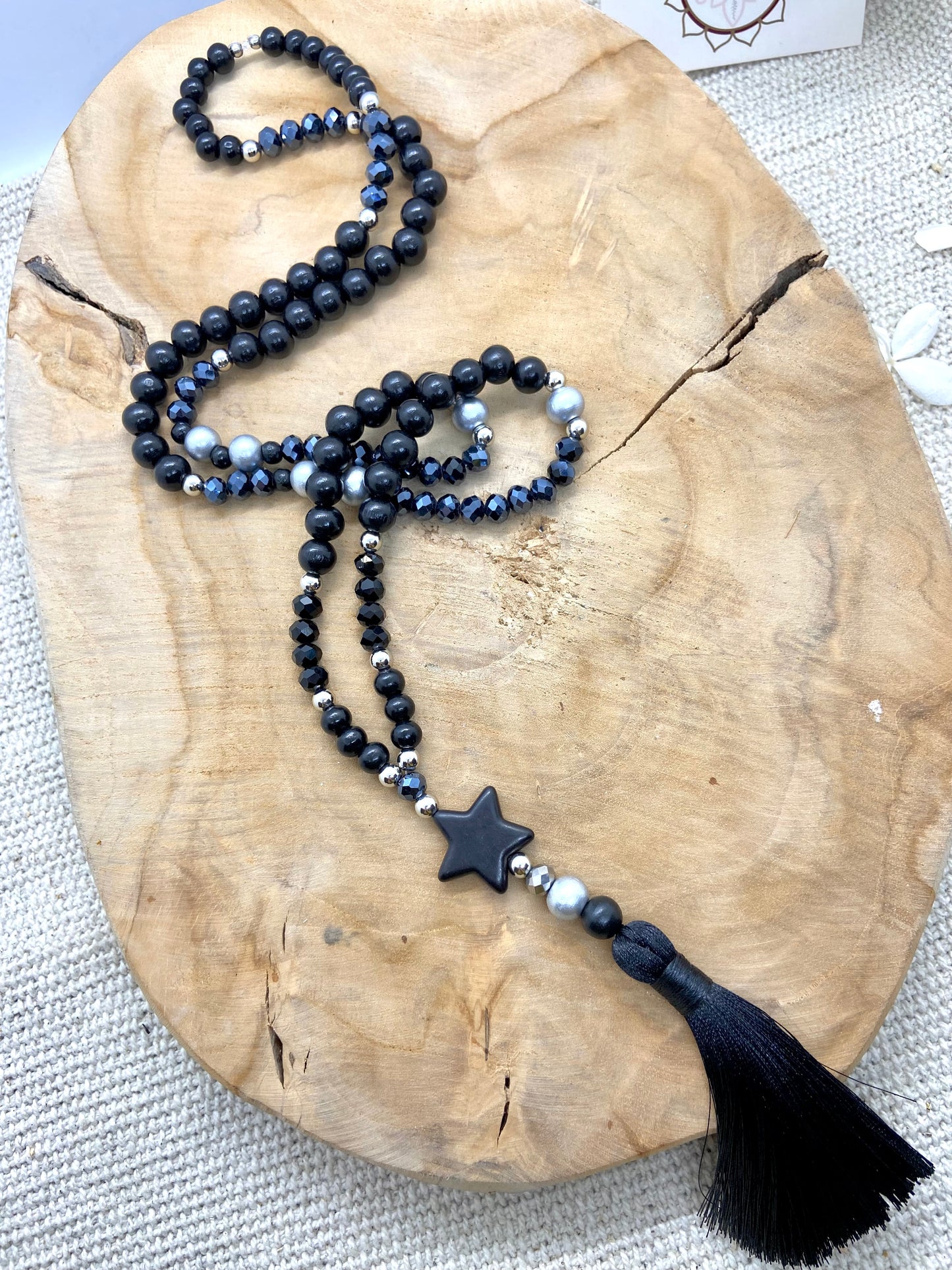 Sautoir en bois noir pendentif pompon
