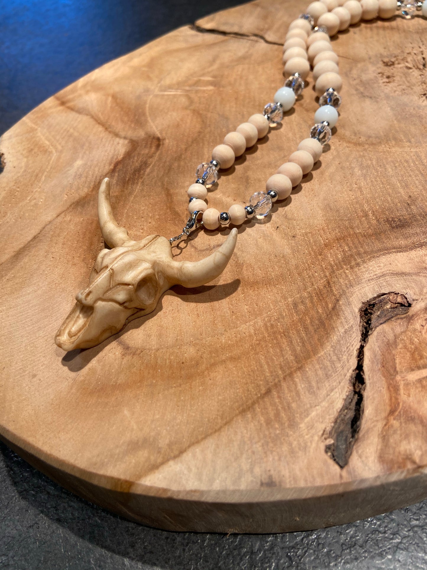 Sautoir en bois brut naturel pendentif Tête de buffle