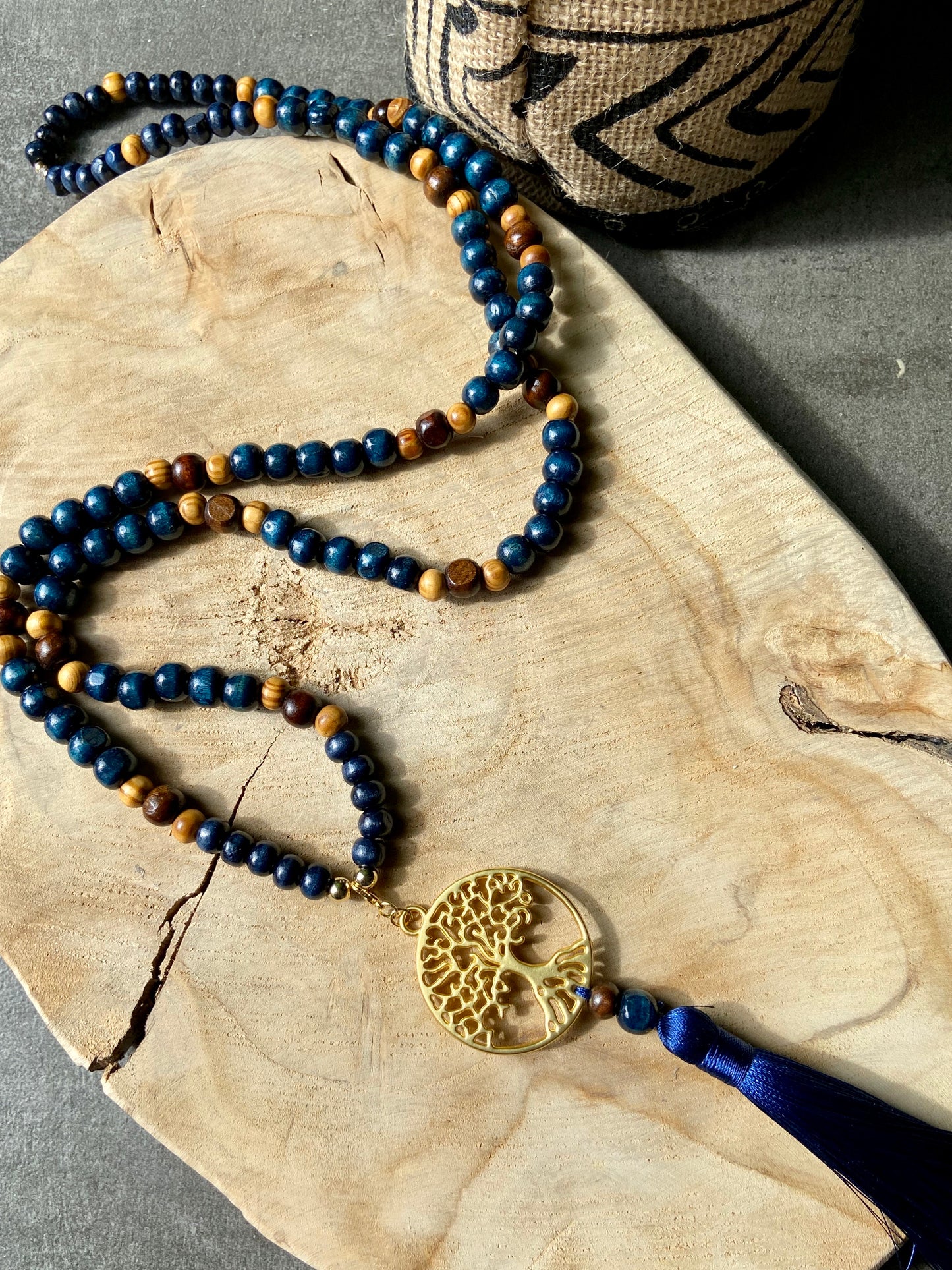 Sautoir hippie chic en bois bleu marine pendentif Fleur de Vie ou Arbre de vie