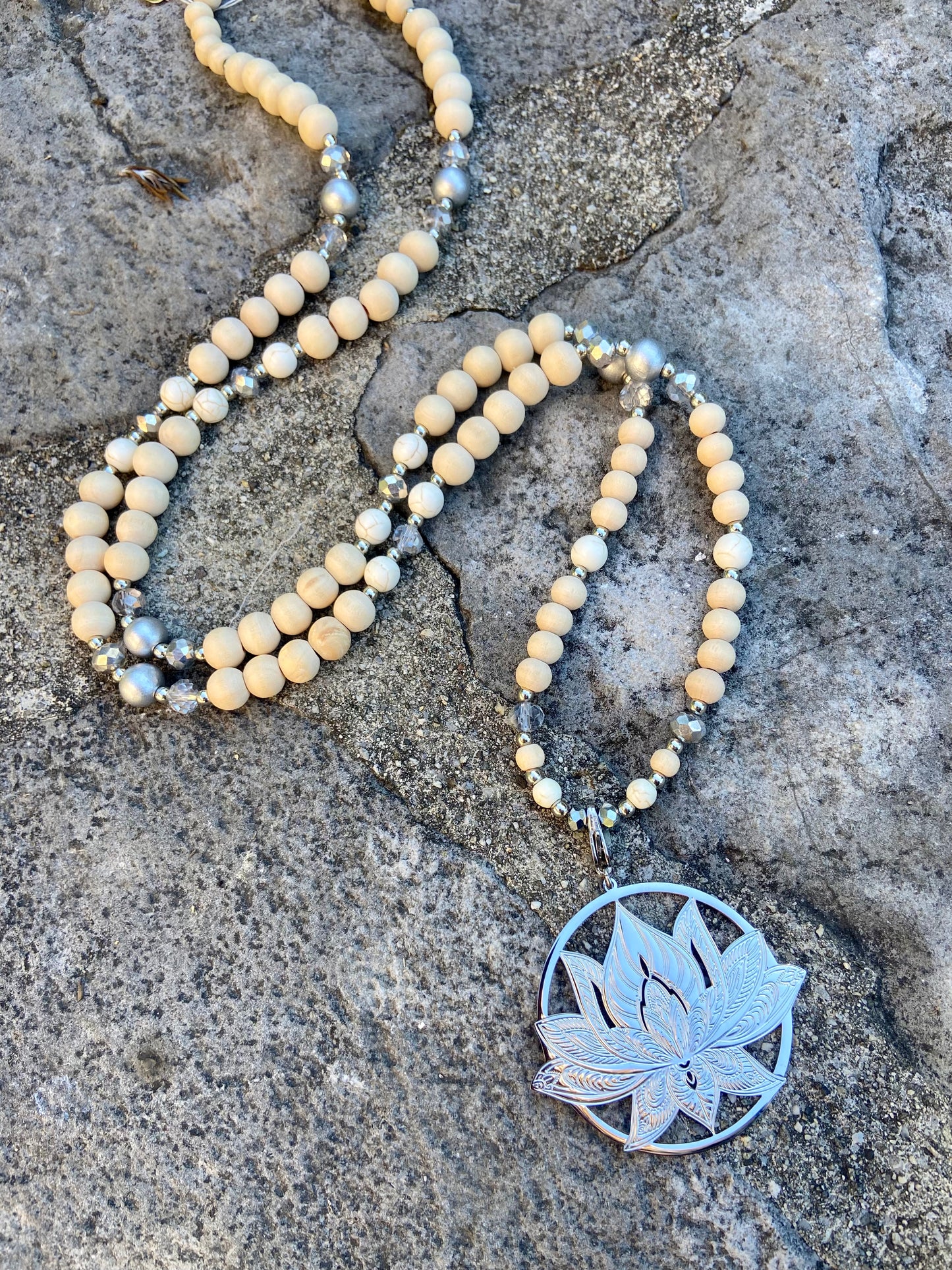 Sautoirs en bois pendentifs Lotus Acier Inoxydable