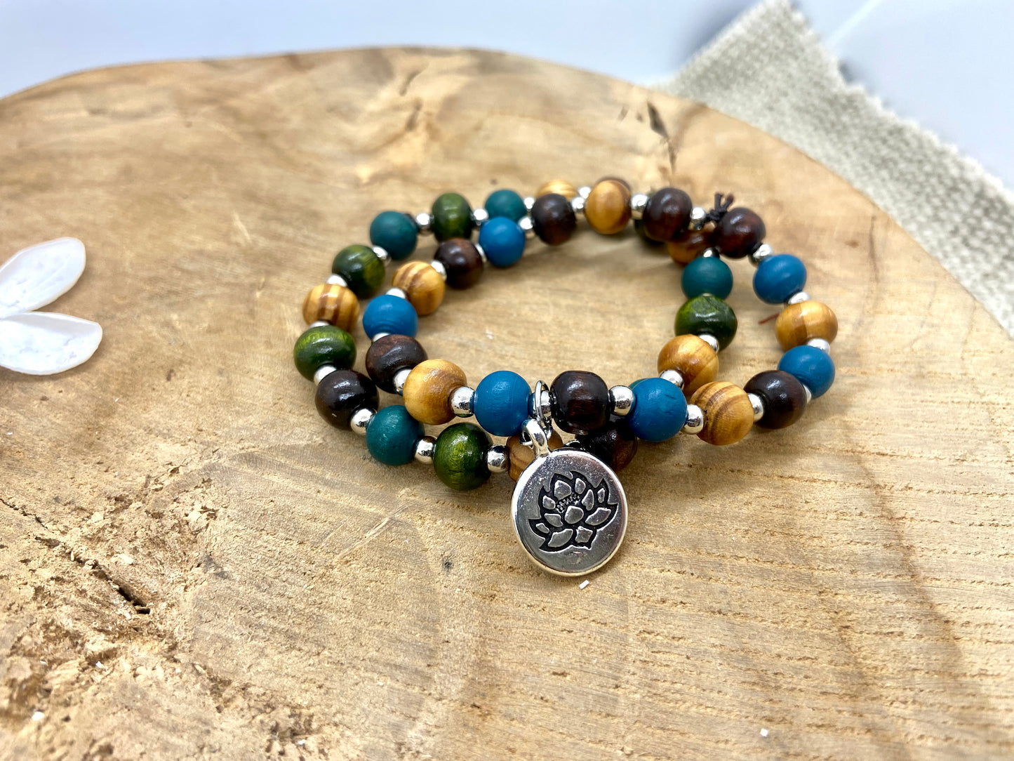 Bracelet en bois thème vert + breloque argentée